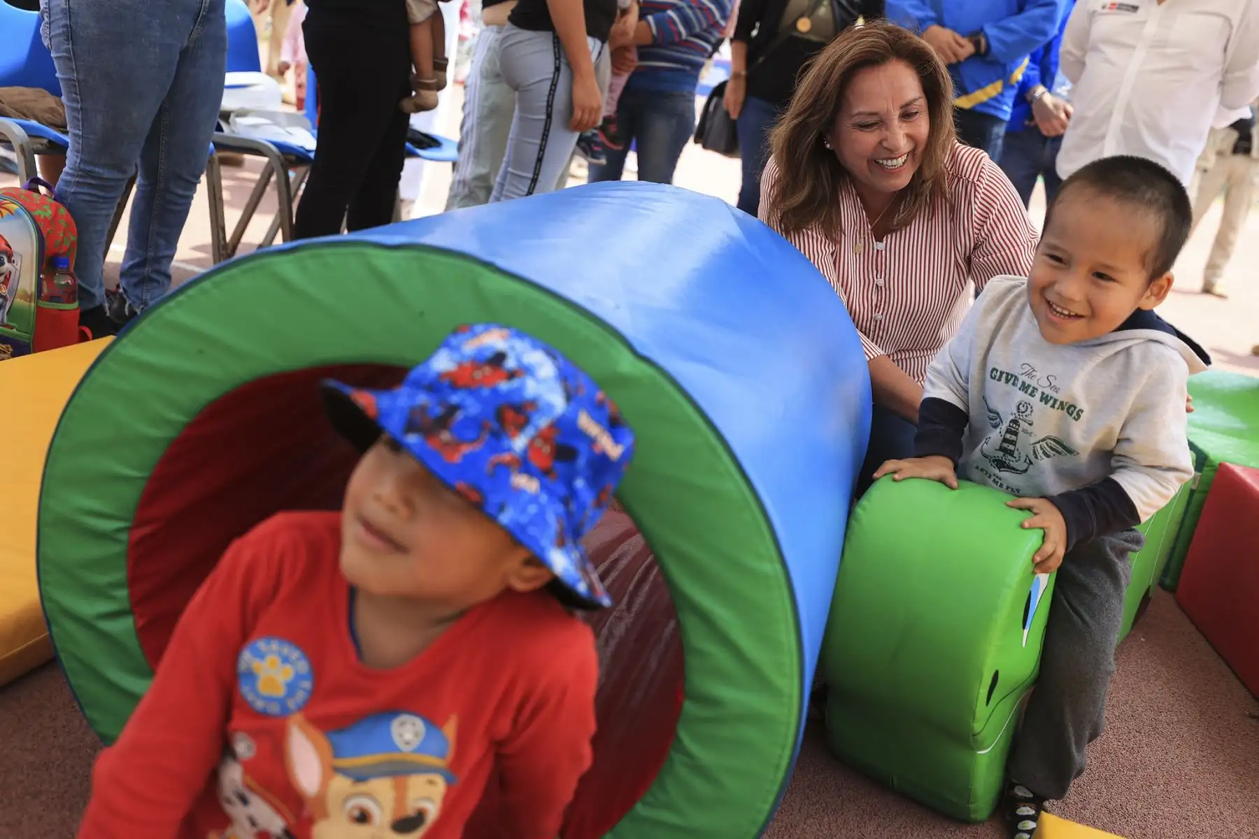 La presidenta de la República, Dina Boluarte, junto al jefe del Gabinete, Alberto Otárola, participó en la actividad recreativa "Festilegado Navideño", que se realizó en Villa María del Triunfo. Foto: ANDINA/Presidencia