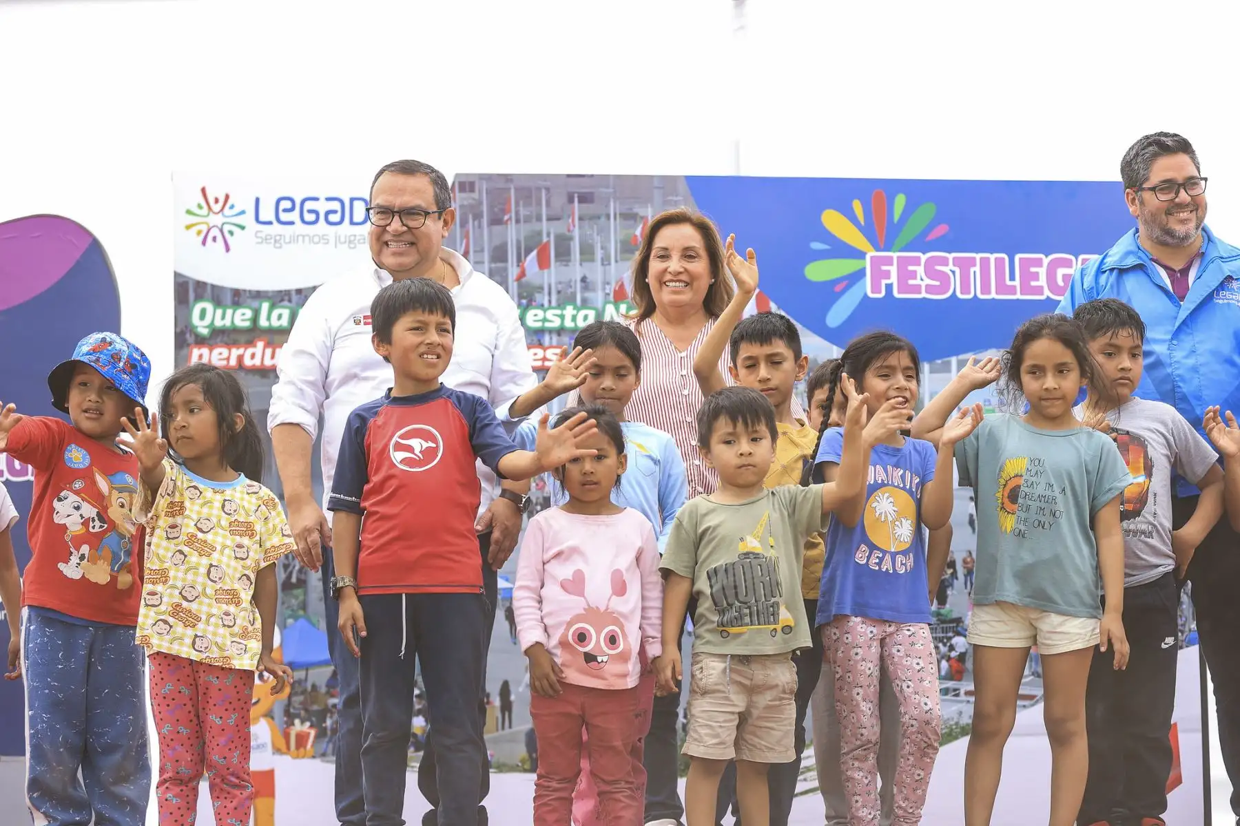 La presidenta de la República, Dina Boluarte, junto al jefe del Gabinete, Alberto Otárola, participó en la actividad recreativa "Festilegado Navideño", que se realizó en Villa María del Triunfo. Foto: ANDINA/Presidencia
