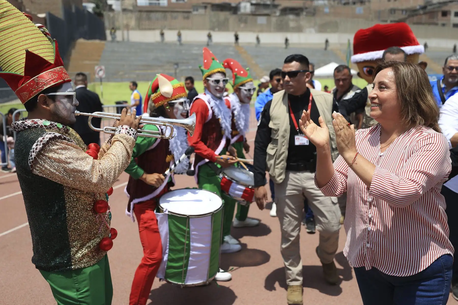 La presidenta de la República, Dina Boluarte, junto al jefe del Gabinete, Alberto Otárola, participó en la actividad recreativa "Festilegado Navideño", que se realizó en Villa María del Triunfo. Foto: ANDINA/Presidencia