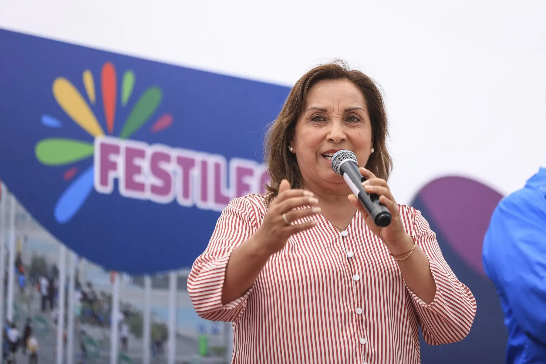La presidenta de la República, Dina Boluarte, junto al jefe del Gabinete, Alberto Otárola, participó en la actividad recreativa "Festilegado Navideño", que se realizó en Villa María del Triunfo. Foto: ANDINA/Presidencia