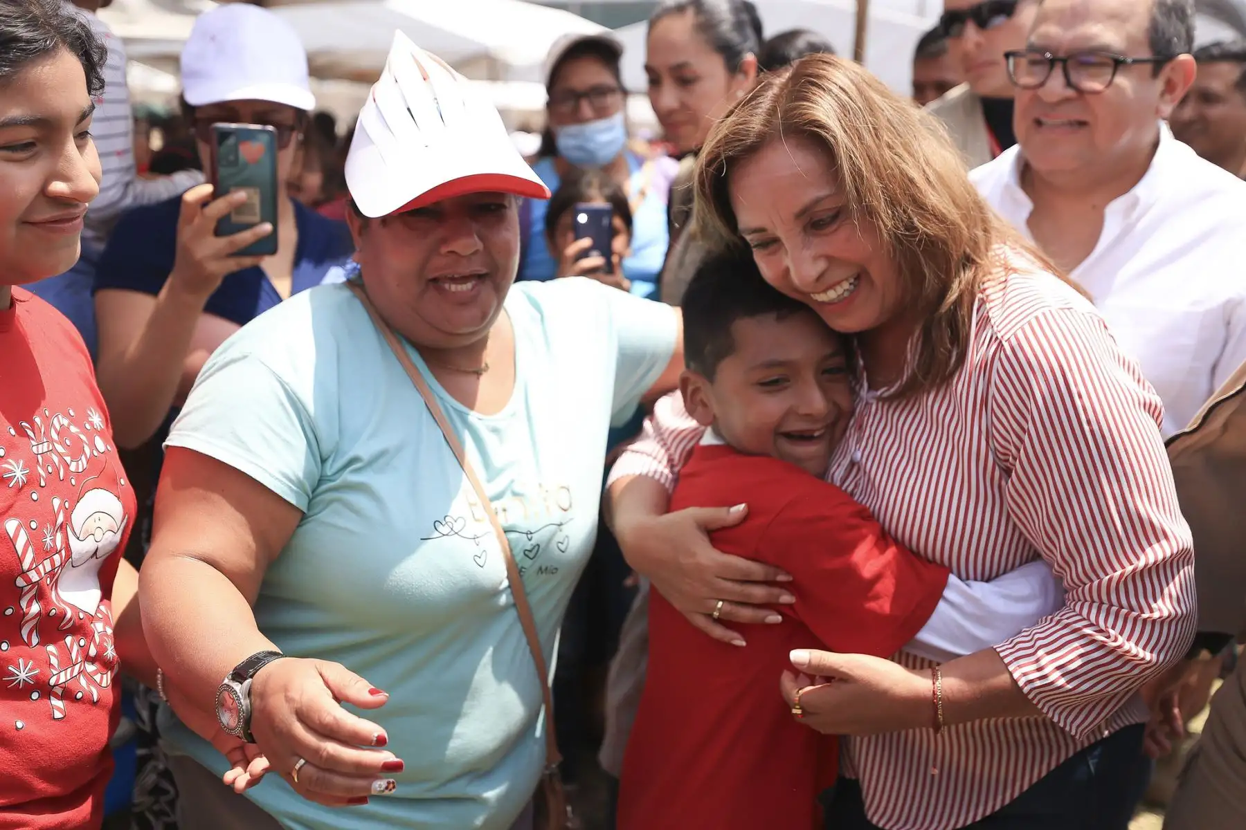 La presidenta de la República, Dina Boluarte, junto al jefe del Gabinete, Alberto Otárola, participó en la actividad recreativa "Festilegado Navideño", que se realizó en Villa María del Triunfo. Foto: ANDINA/Presidencia