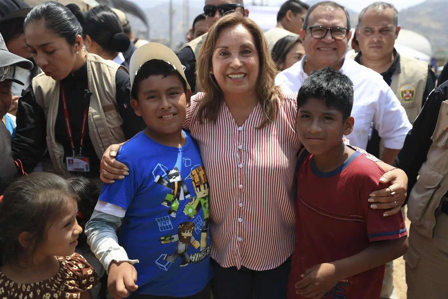 La presidenta de la República, Dina Boluarte, junto al jefe del Gabinete, Alberto Otárola, participó en la actividad recreativa "Festilegado Navideño", que se realizó en Villa María del Triunfo. Foto: ANDINA/Presidencia