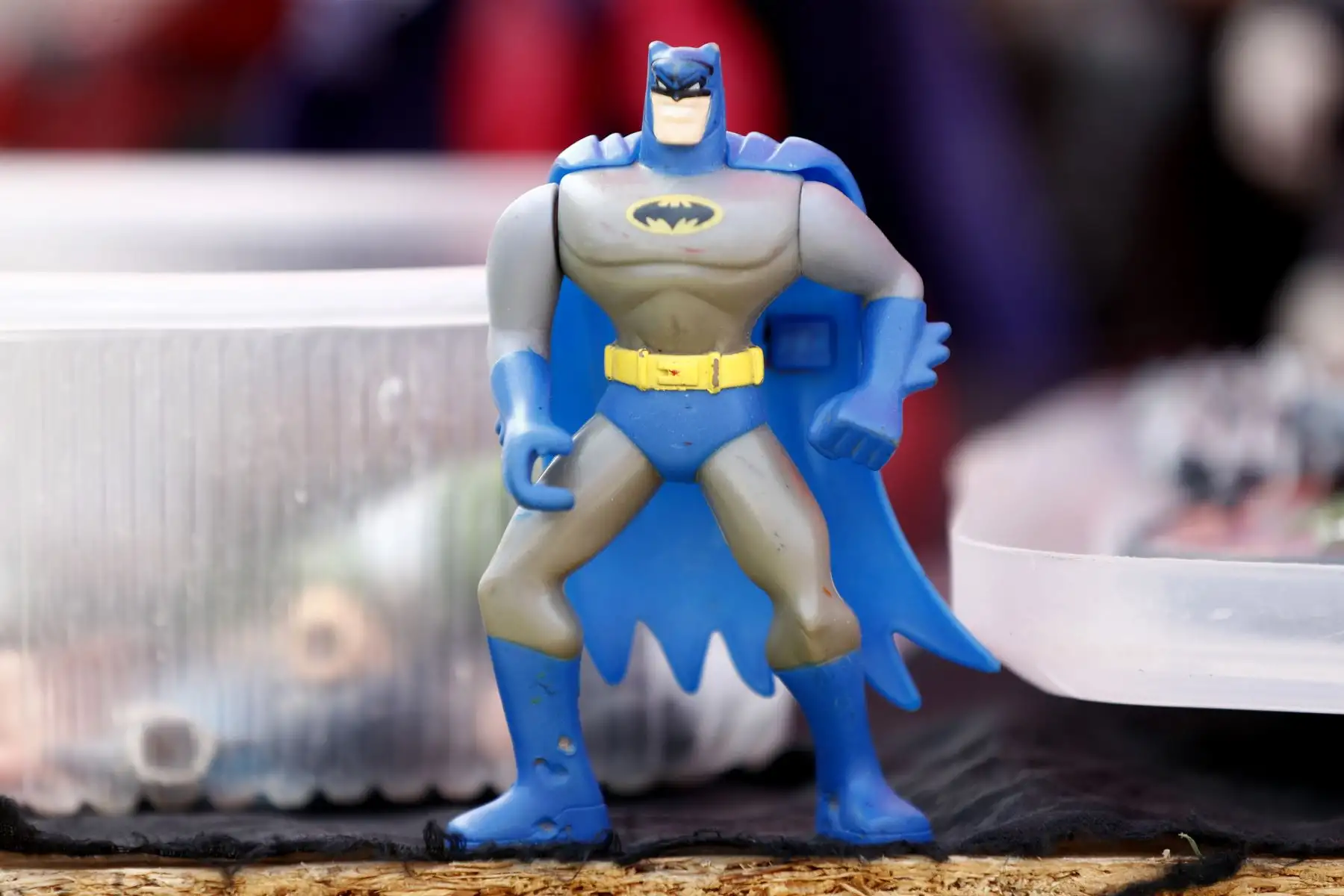 Figura vintage de Batman, uno de los tantos juguetes clásicos que se ofertan al público en la feria instalada en la antigua Carpa Grau en el distrito de La Victoria. Foto: ANDINA/Daniel Bracamonte