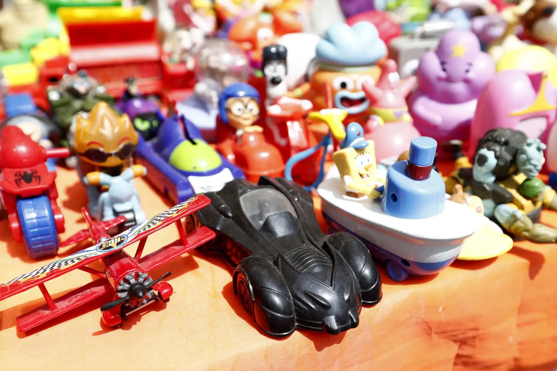 Juguetes de diversas formas, tamaños y colores de todas las épocas se ofertan al público por Navidad en una gran feria instalada en la antigua Carpa Grau en el distrito de La Victoria. Foto: ANDINA/Daniel Bracamonte
