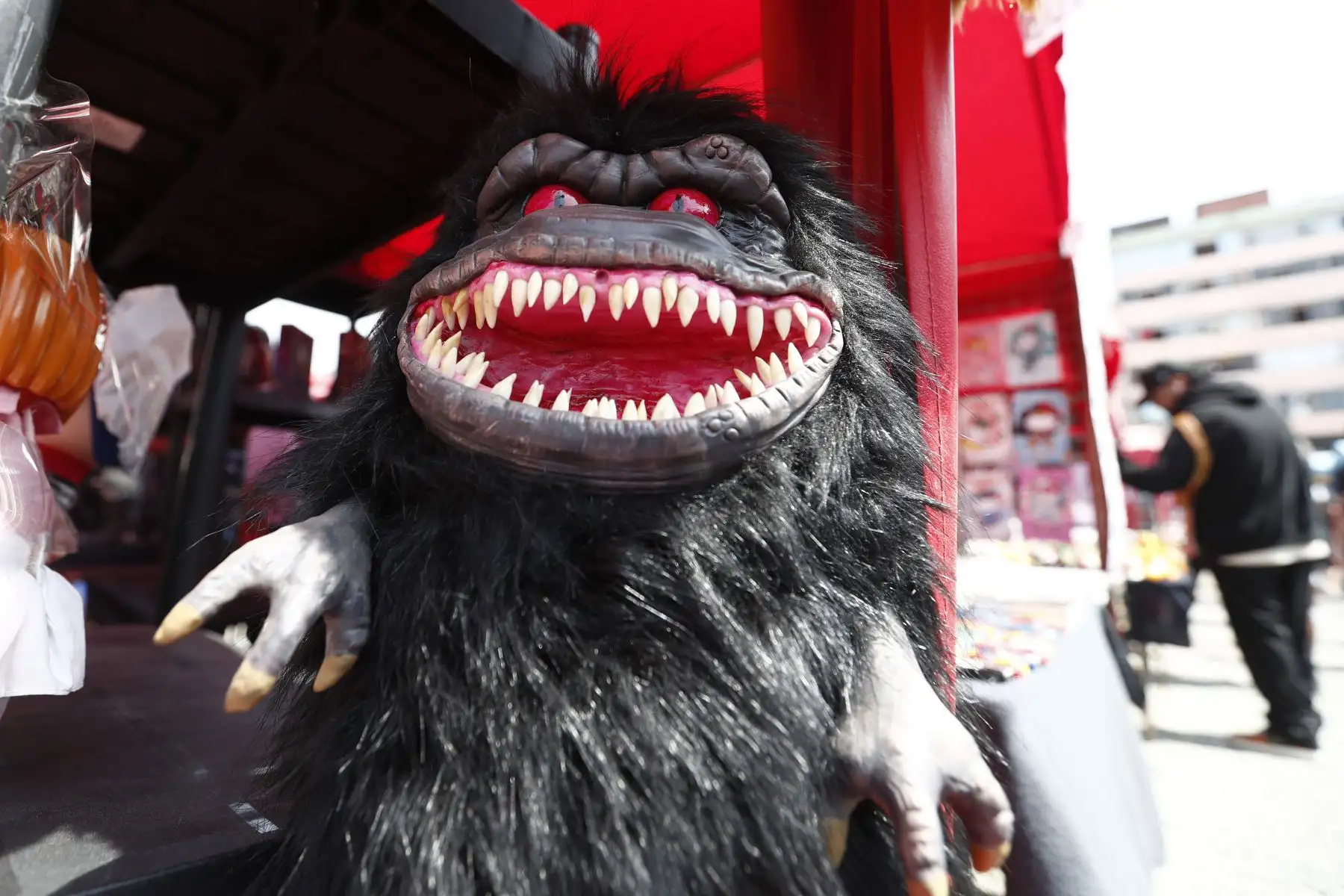Figura mediana vintage de la saga de terror Critters, uno de los tantos juguetes clásicos que se ofertan al público en la feria instalada en la antigua Carpa Grau en el distrito de La Victoria. Foto: ANDINA/Daniel Bracamonte