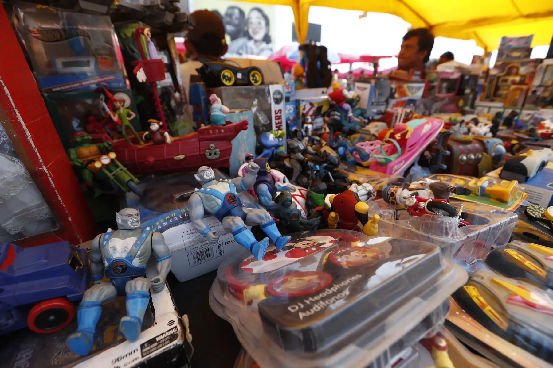 Juguetes de diversas formas, tamaños y colores de todas las épocas se ofertan al público por Navidad en una gran feria instalada en la antigua Carpa Grau en el distrito de La Victoria. Foto: ANDINA/Daniel Bracamonte