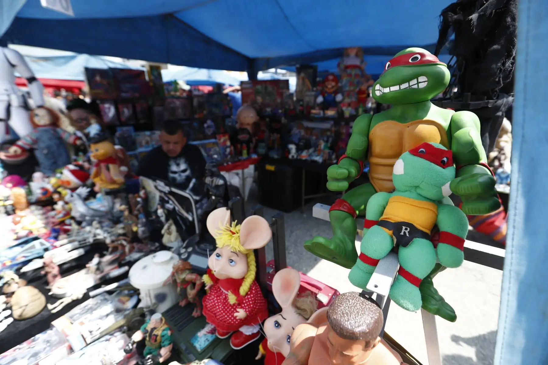 Juguetes de diversas formas, tamaños y colores de todas las épocas se ofertan al público por Navidad en una gran feria instalada en la antigua Carpa Grau en el distrito de La Victoria. Foto: ANDINA/Daniel Bracamonte