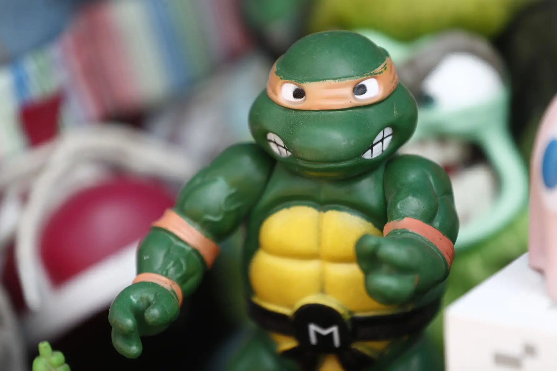 Figura de las Tortugas Ninja de la década de los 90, uno de los tantos juguetes clásicos que se ofertan al público en la feria instalada en la antigua Carpa Grau en el distrito de La Victoria. Foto: ANDINA/Daniel Bracamonte
