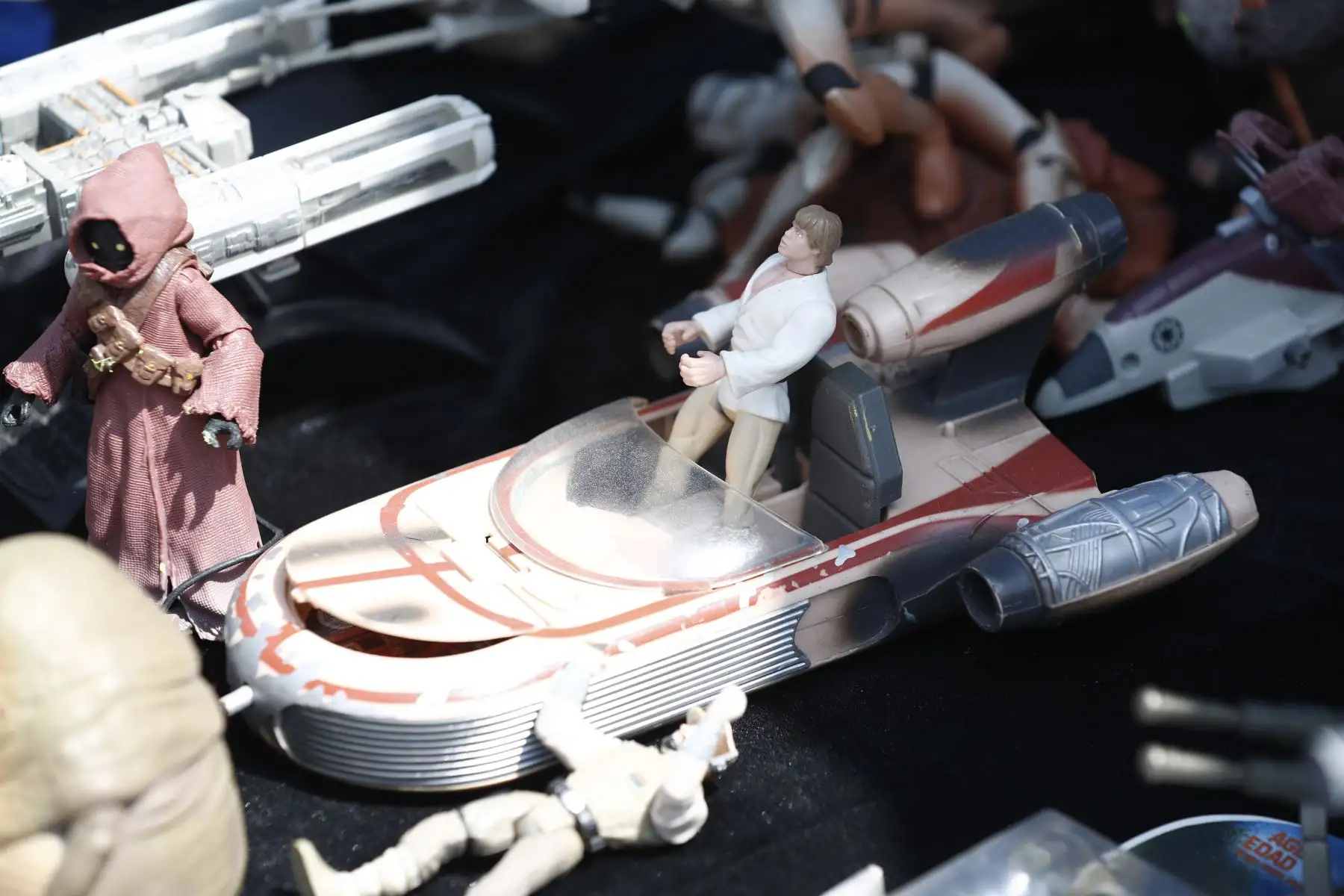 Figura vintage del Episodio IV de Star Wars, uno de los tantos juguetes clásicos que se ofertan al público en la feria instalada en la antigua Carpa Grau en el distrito de La Victoria. Foto: ANDINA/Daniel Bracamonte