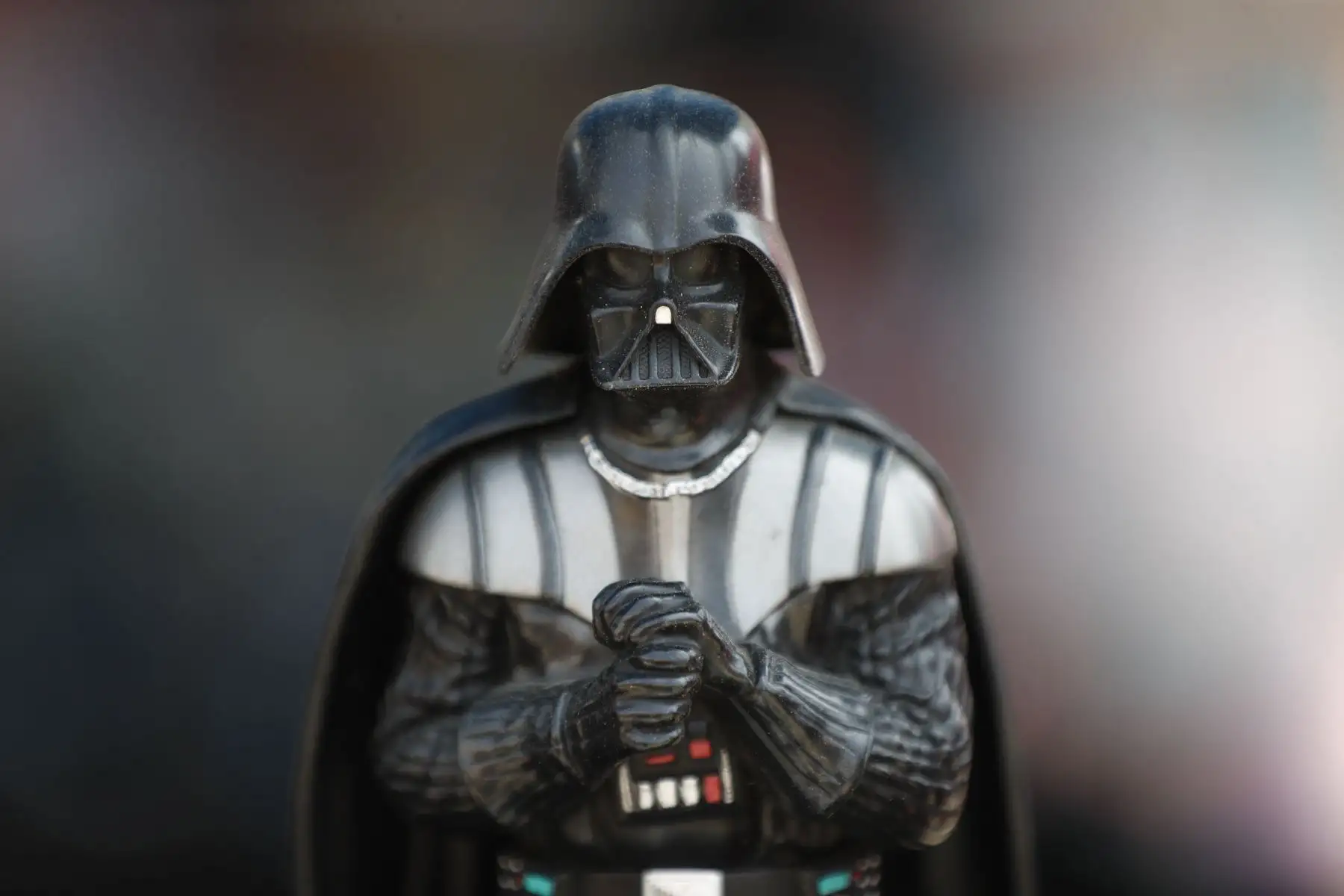 Figura clásica de Darth Vader (Star Wars), uno de los tantos juguetes clásicos que se ofertan al público en la feria instalada en la antigua Carpa Grau en el distrito de La Victoria. Foto: ANDINA/Daniel Bracamonte