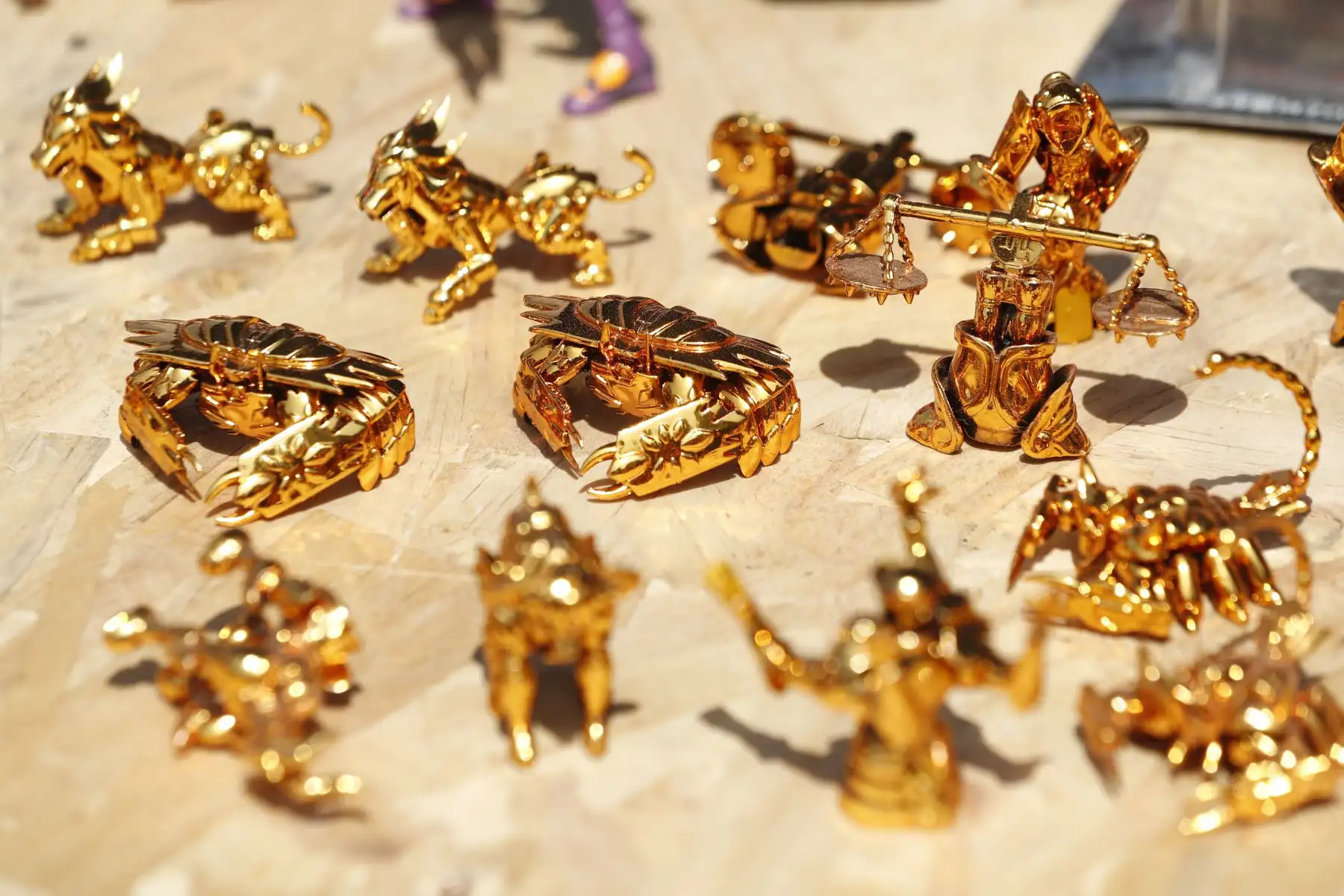 Figuras pequeñas de las armaduras doradas de Saint Seiya, uno de los tantos juguetes clásicos que se ofertan al público en la feria instalada en la antigua Carpa Grau en el distrito de La Victoria. Foto: ANDINA/Daniel Bracamonte