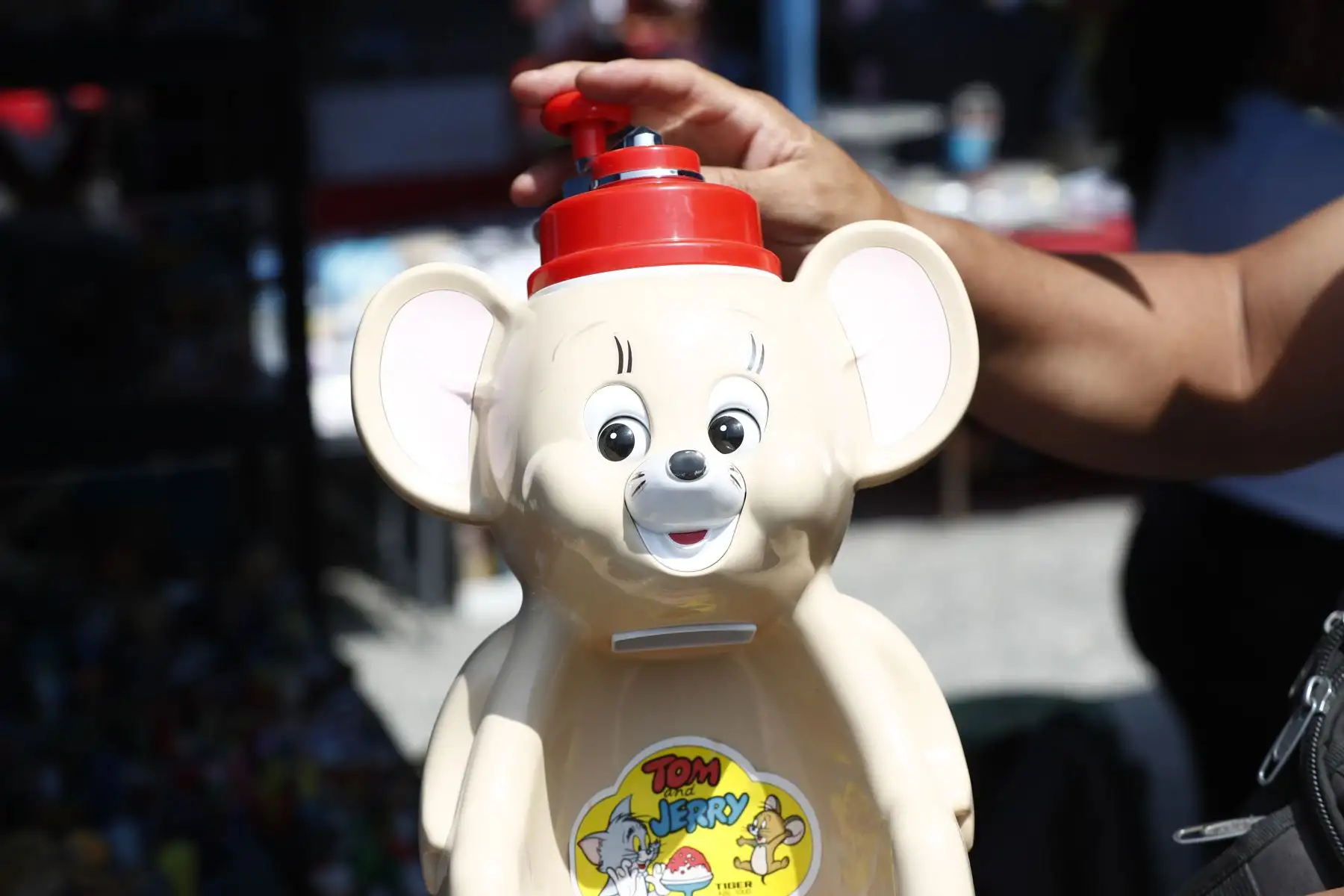 Raspadillera para niños de Tom y Jerry de los años 80, uno de los tantos juguetes clásicos que se ofertan al público en la feria instalada en la antigua Carpa Grau en el distrito de La Victoria. Foto: ANDINA/Daniel Bracamonte