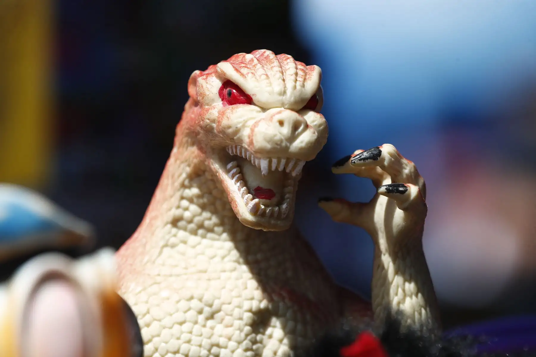 Figura mediana de Godzilla de la década de los 90, uno de los tantos juguetes clásicos que se ofertan al público en la feria instalada en la antigua Carpa Grau en el distrito de La Victoria. Foto: ANDINA/Daniel Bracamonte