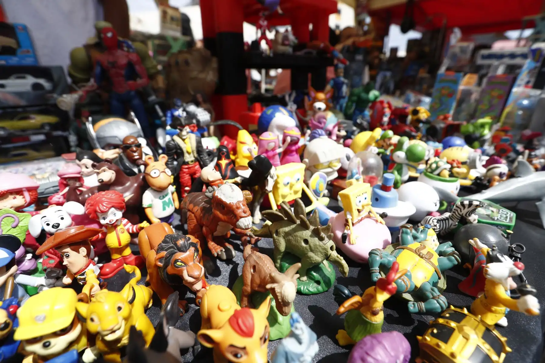 Juguetes de diversas formas, tamaños y colores de todas las épocas se ofertan al público por Navidad en una gran feria instalada en la antigua Carpa Grau en el distrito de La Victoria. Foto: ANDINA/Daniel Bracamonte