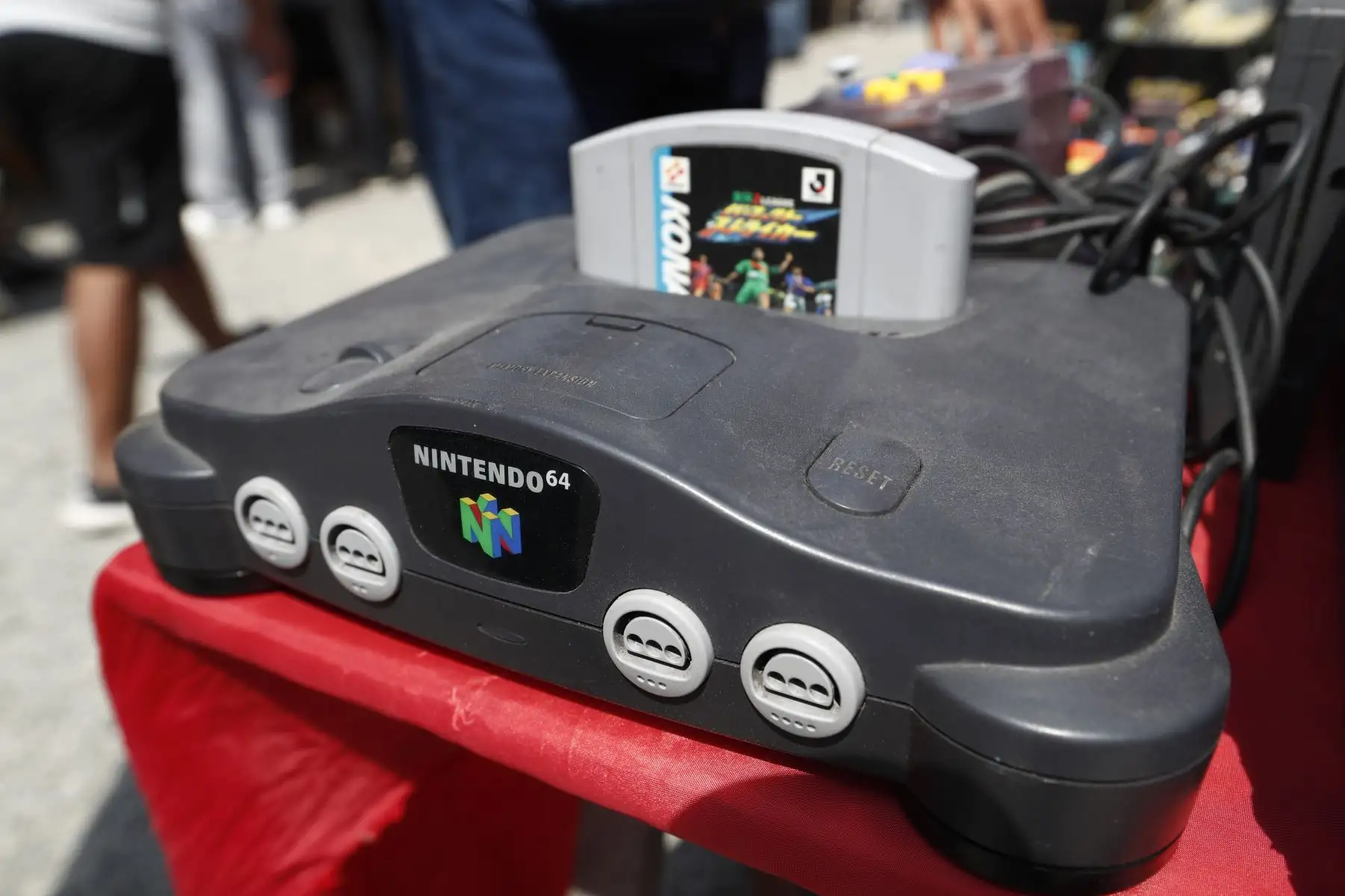 Consola clásica de videojuegos Nintendo 64 de los años 90, uno de los tantos juguetes clásicos que se ofertan al público en la feria instalada en la antigua Carpa Grau en el distrito de La Victoria. Foto: ANDINA/Daniel Bracamonte