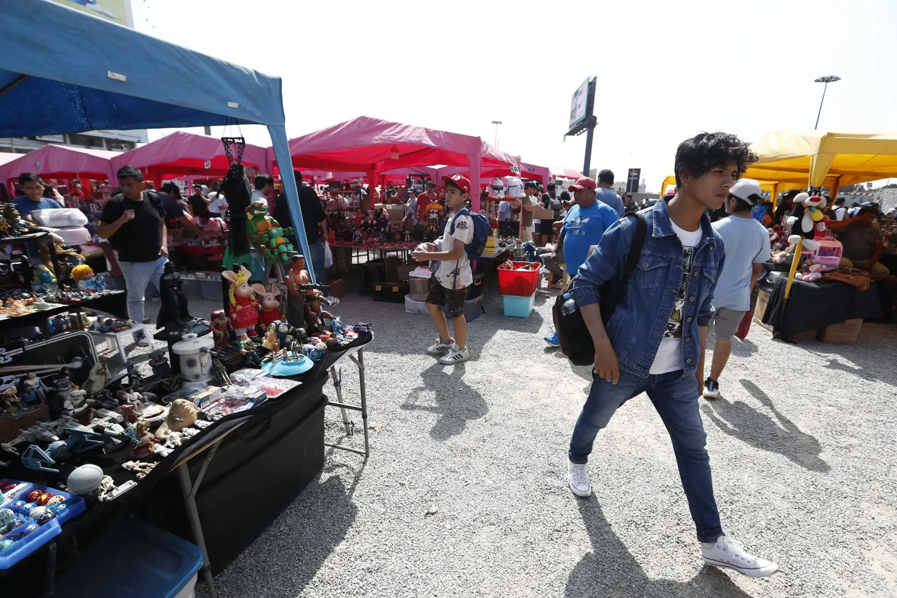 Juguetes de diversas formas, tamaños y colores de todas las épocas se ofertan al público por Navidad en una gran feria instalada en la antigua Carpa Grau en el distrito de La Victoria. Foto: ANDINA/Daniel Bracamonte