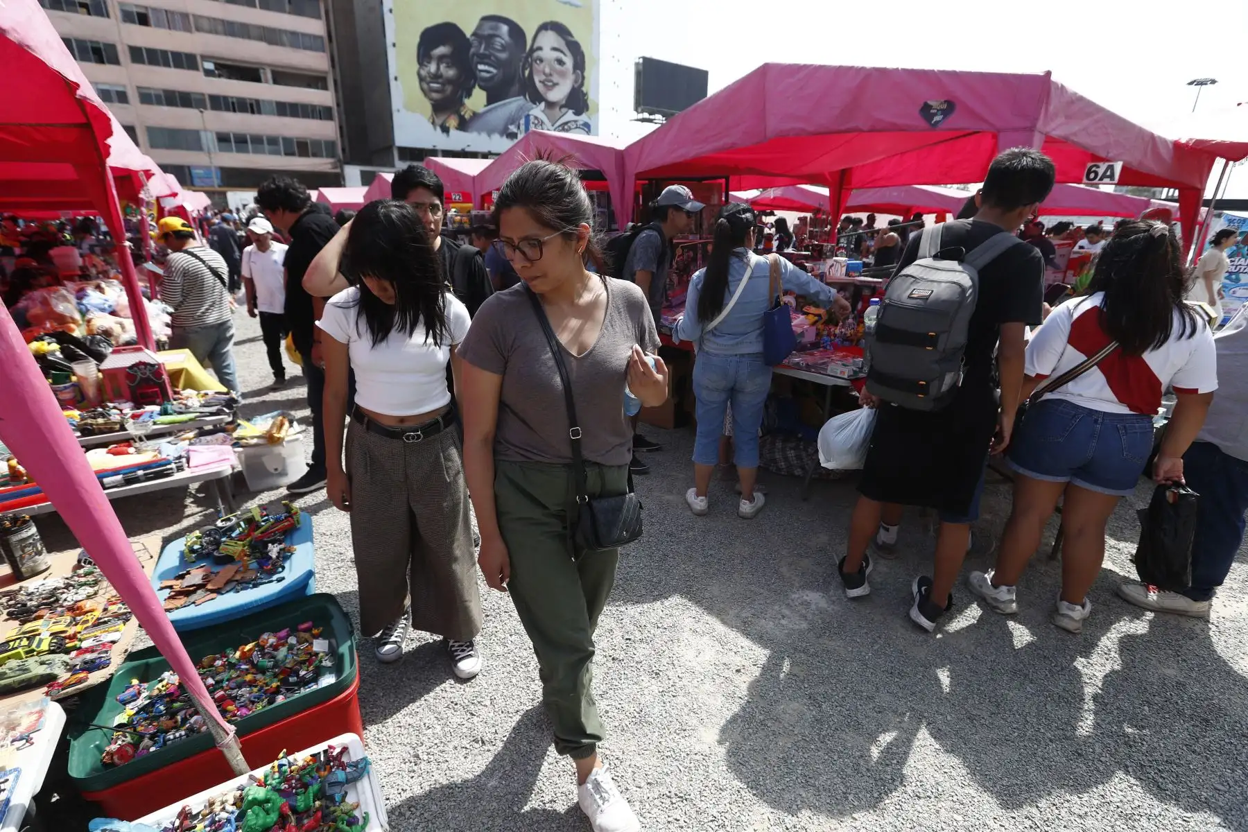 Juguetes de diversas formas, tamaños y colores de todas las épocas se ofertan al público por Navidad en una gran feria instalada en la antigua Carpa Grau en el distrito de La Victoria. Foto: ANDINA/Daniel Bracamonte