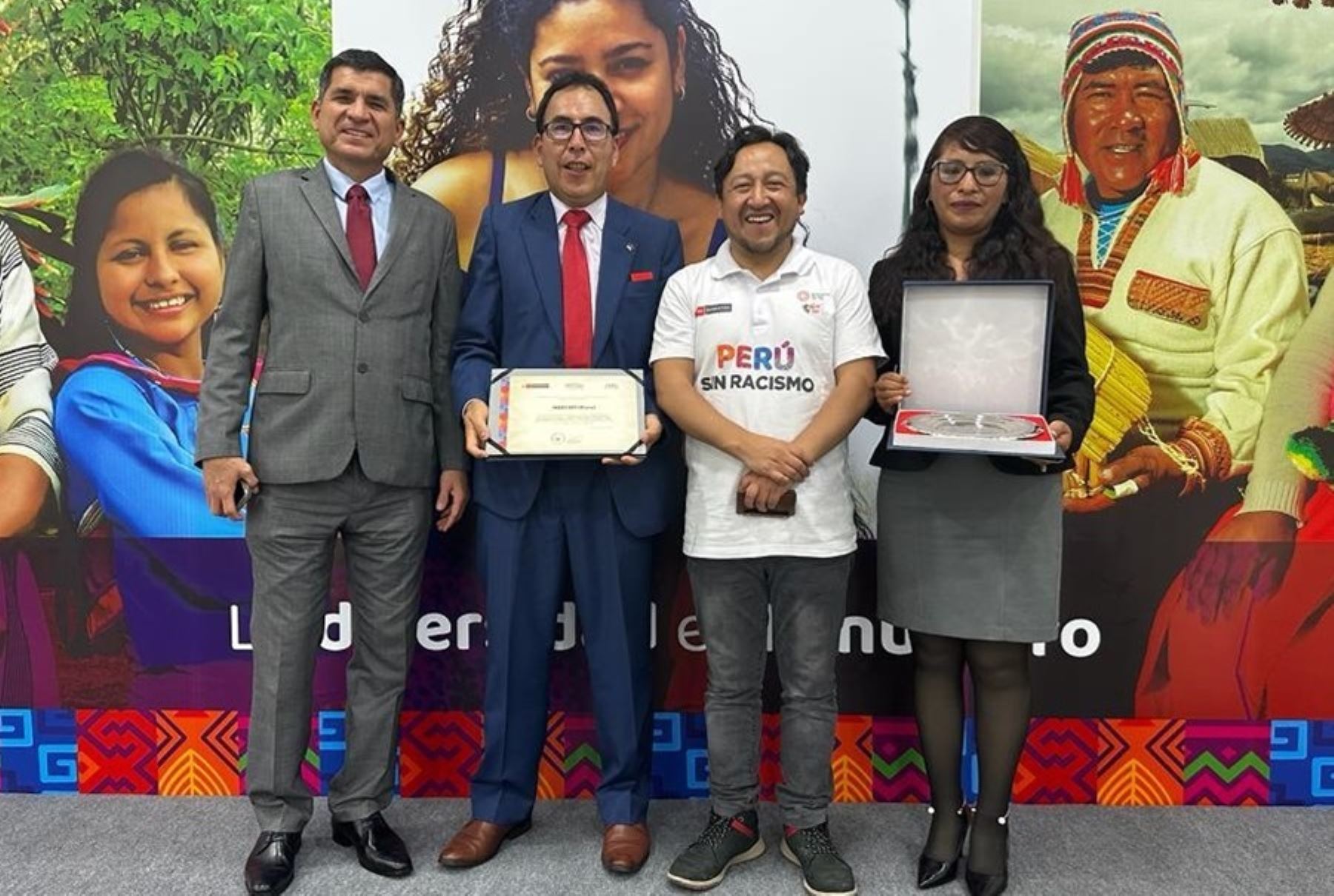 El Indecopi fue premiado por el Ministerio de Cultura por implementar una buena práctica intercultural en la gestión pública. La práctica fue desarrollada en Puno y busca revalorar las tradiciones, cultura y conocimientos colectivos de los habitantes de las islas del lago Titicaca, mediante el uso de la propiedad intelectual.