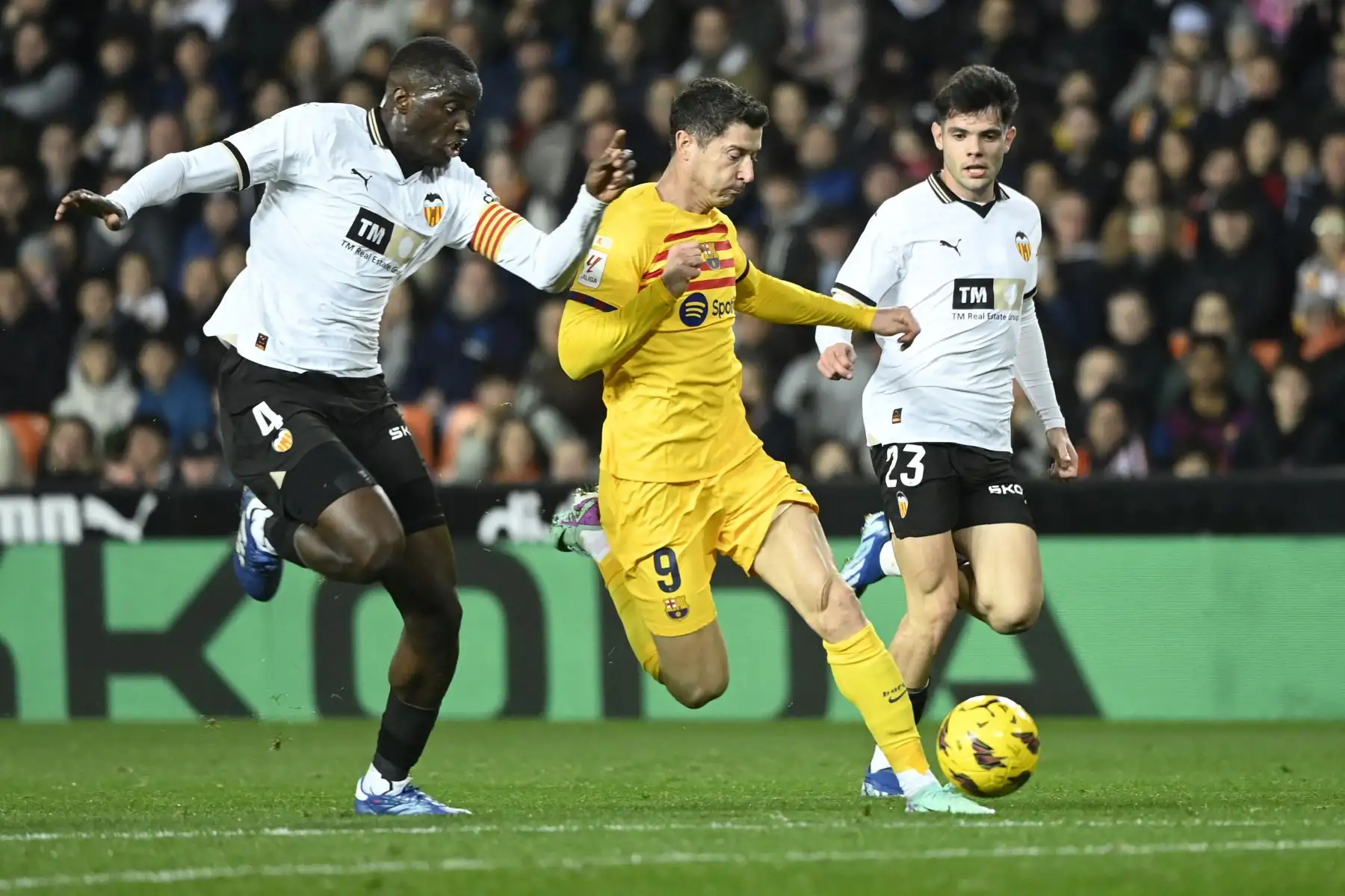 El delantero polaco del Barcelona, Robert Lewandowski es desafiado por el mediocampista español del Valencia, Francisco Pérez Martínez y el defensa guineano del Valencia, Mouctar Diakhaby durante el partido de fútbol de la liga española entre el Valencia CF y el FC Barcelona.
Foto: AFP