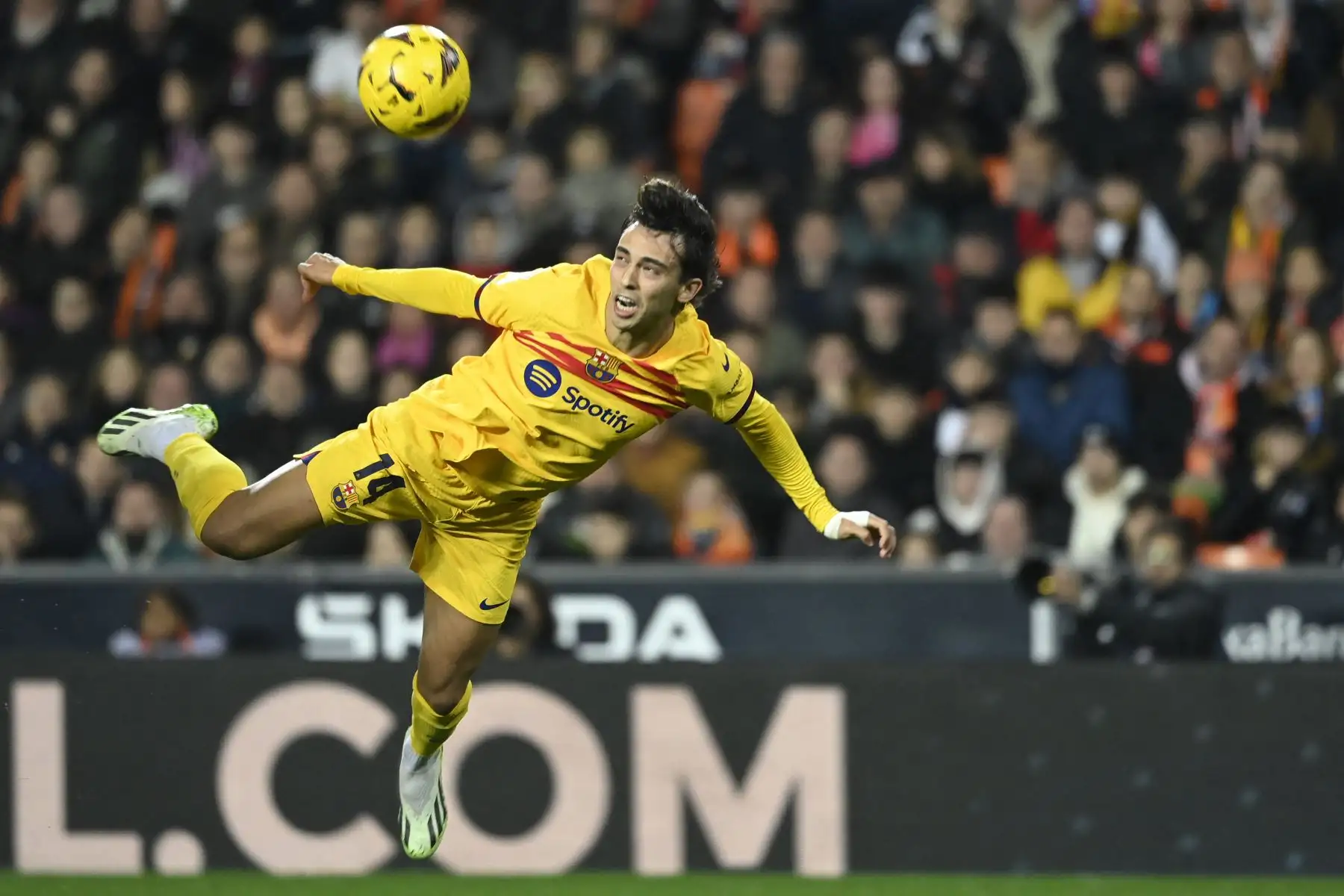 El delantero portugués del Barcelona, Joao Félix encabeza el balón durante el partido de fútbol de la liga española entre el Valencia CF y el FC Barcelona en el estadio de Mestalla de Valencia.
Foto: AFP