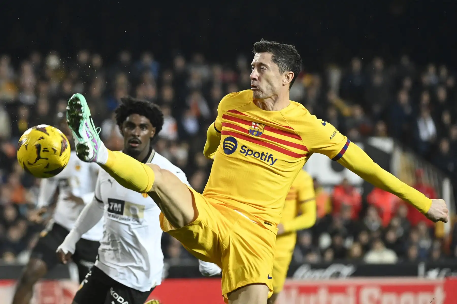 El delantero polaco  del Barcelona, ​​Robert Lewandowski, controla el balón durante el partido de fútbol de la liga española entre el Valencia CF y el FC Barcelona en el estadio de Mestalla de Valencia.
Foto: AFP