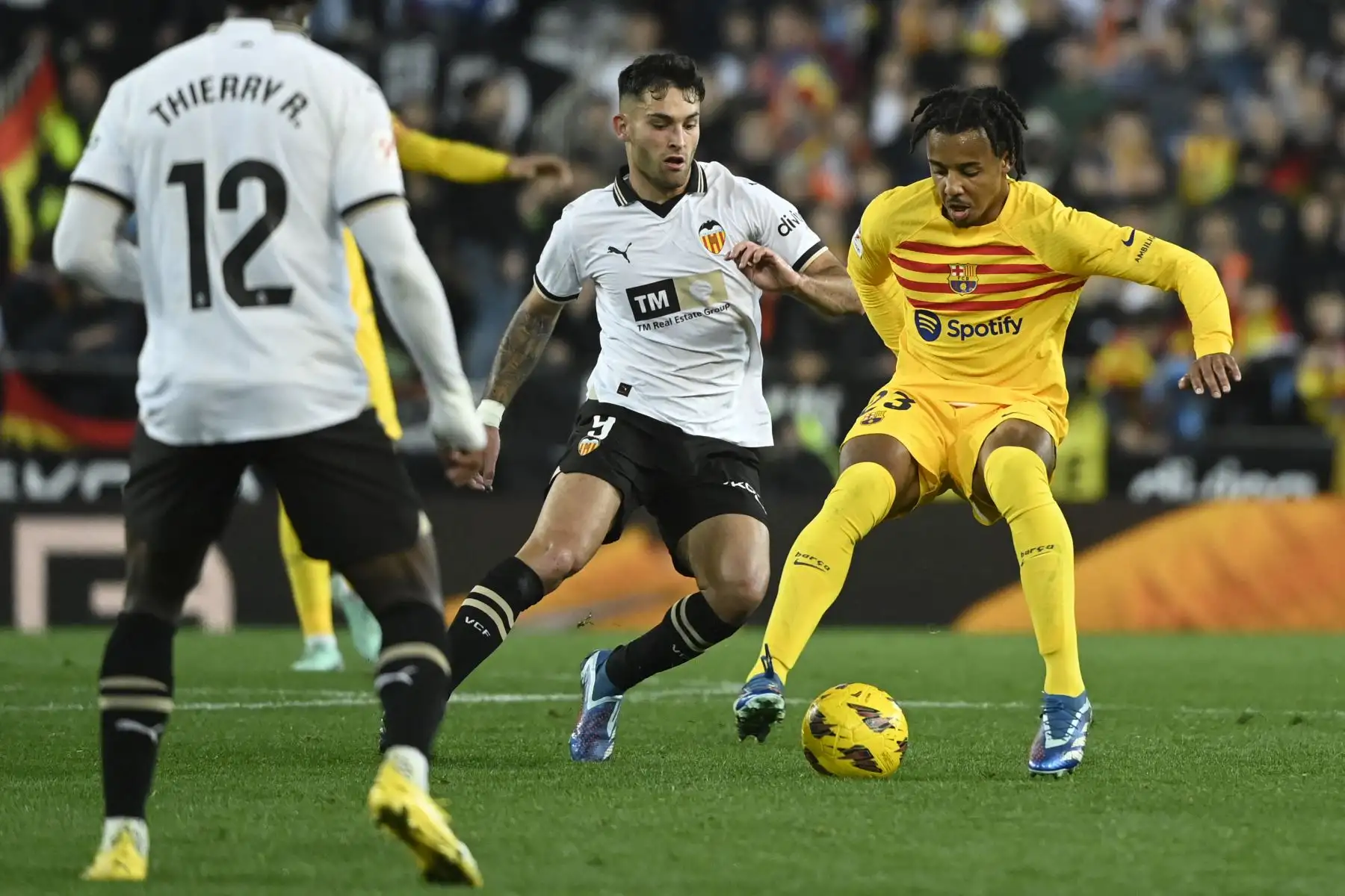 El defensa francés del Barcelona, Jules Kounde  es desafiado por el delantero español del Valencia #9 Hugo Duro durante el partido de fútbol de la liga española entre el Valencia CF y el FC Barcelona en el estadio de Mestalla de Valencia.
Foto: AFP