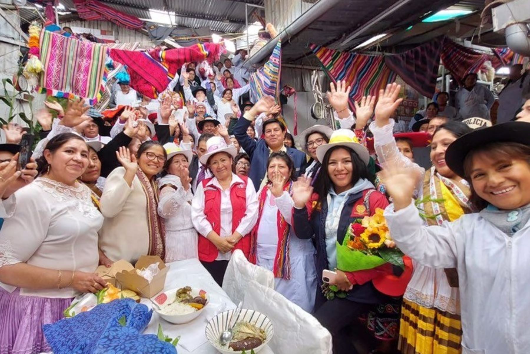 La ministra de la Producción, Ana María Choquehuanca, anuncia la elaboración y aprobación del expediente técnico del proyecto de mejoramiento y ampliación del Mercado de Ccasccaparo, en la ciudad del Cusco.