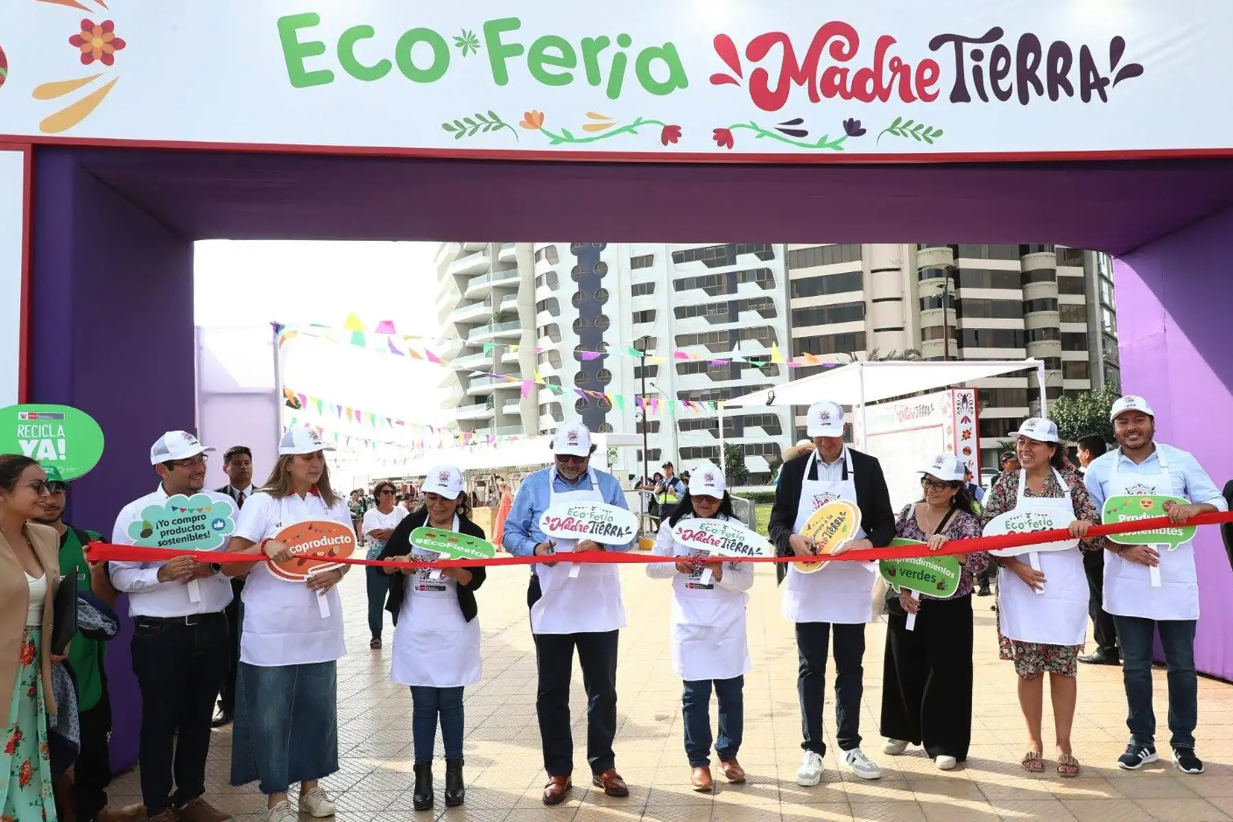 En el marco de la inauguración de la Ecoferia Madre Tierra, la ministra Albina Ruiz invitó a la ciudadanía a hacer sus compras navideñas con lo que el Perú produce para generar economía local en las comunidades nativas.
Foto: Ministerio del Ambiente