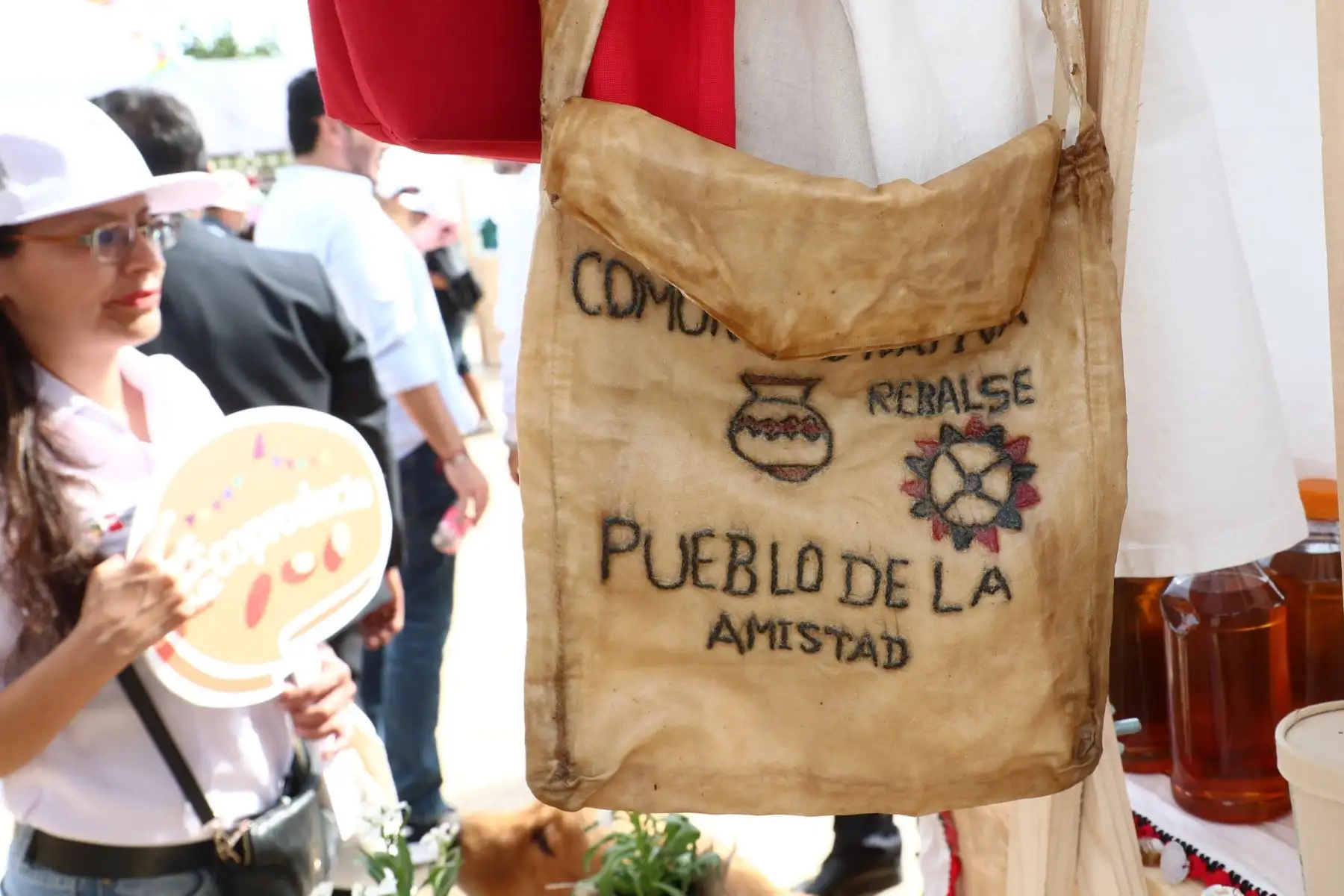 En el marco de la inauguración de la Ecoferia Madre Tierra, la ministra Albina Ruiz invitó a la ciudadanía a hacer sus compras navideñas con lo que el Perú produce para generar economía local en las comunidades nativas.
Foto: Ministerio del Ambiente