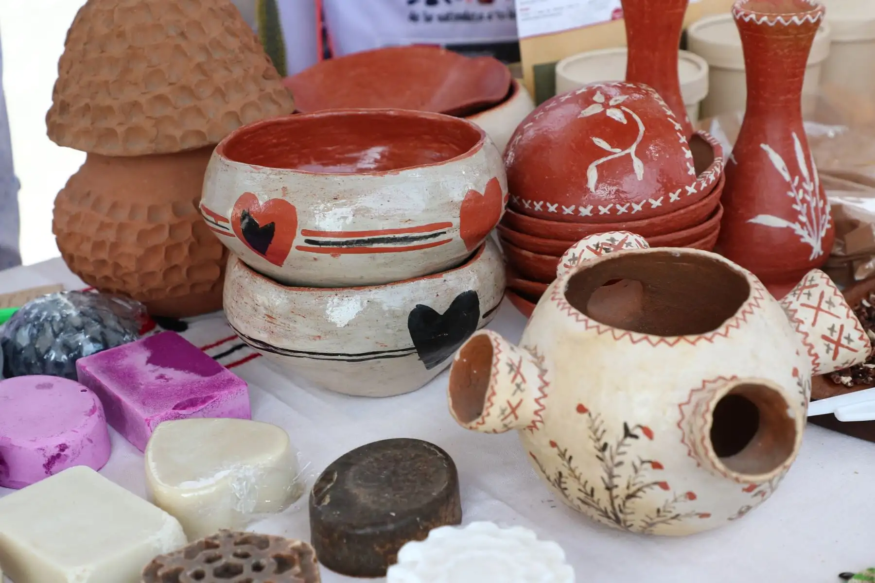 En el marco de la inauguración de la Ecoferia Madre Tierra, la ministra Albina Ruiz invitó a la ciudadanía a hacer sus compras navideñas con lo que el Perú produce para generar economía local en las comunidades nativas.
Foto: Ministerio del Ambiente