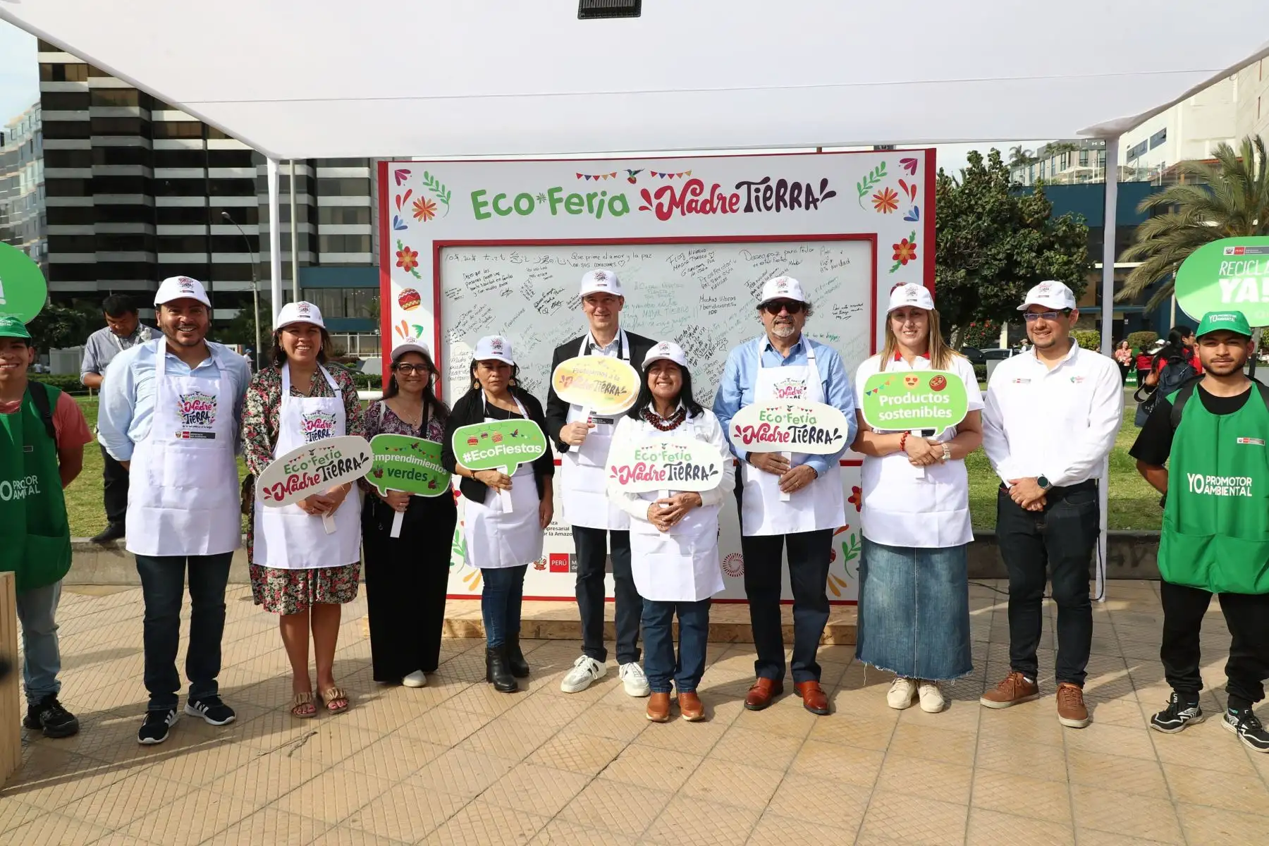 En el marco de la inauguración de la Ecoferia Madre Tierra, la ministra Albina Ruiz invitó a la ciudadanía a hacer sus compras navideñas con lo que el Perú produce para generar economía local en las comunidades nativas.
Foto: Ministerio del Ambiente