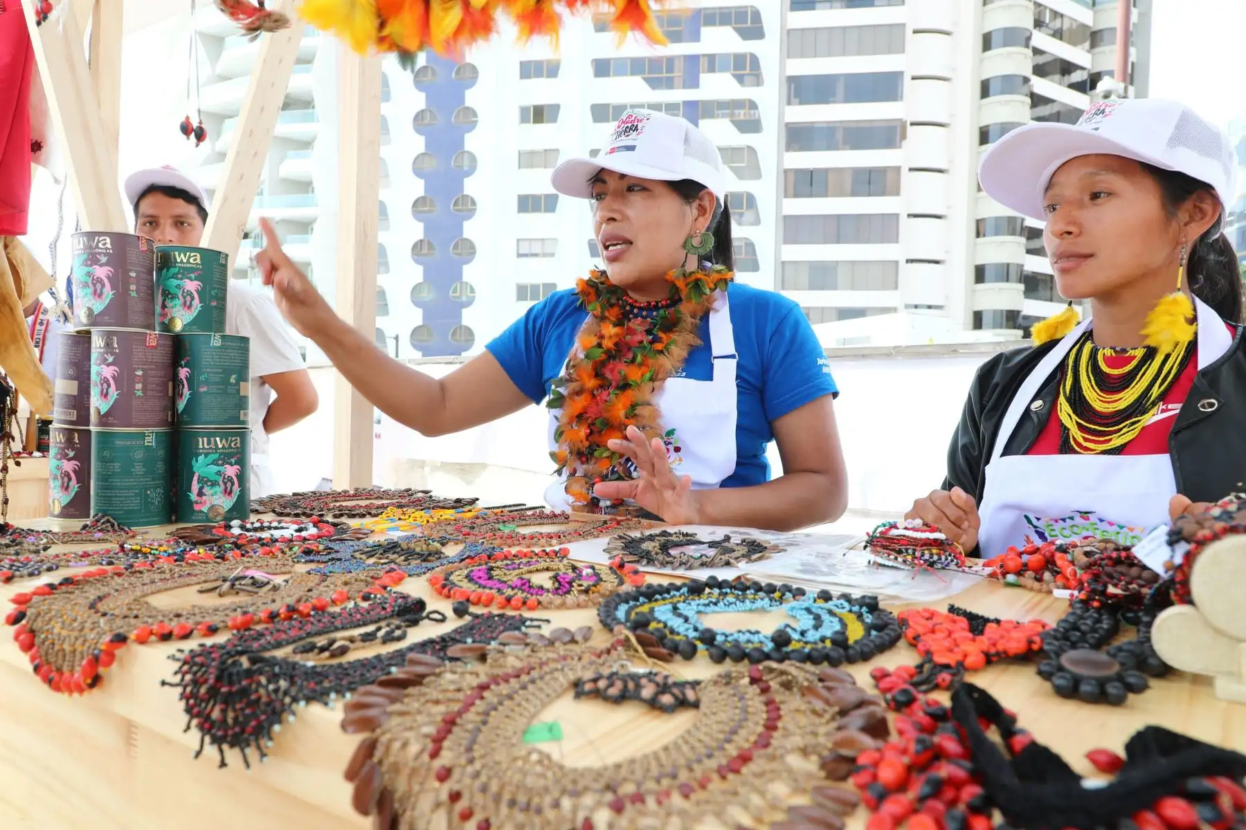 En el marco de la inauguración de la Ecoferia Madre Tierra, la ministra Albina Ruiz invitó a la ciudadanía a hacer sus compras navideñas con lo que el Perú produce para generar economía local en las comunidades nativas.
Foto: Ministerio del Ambiente