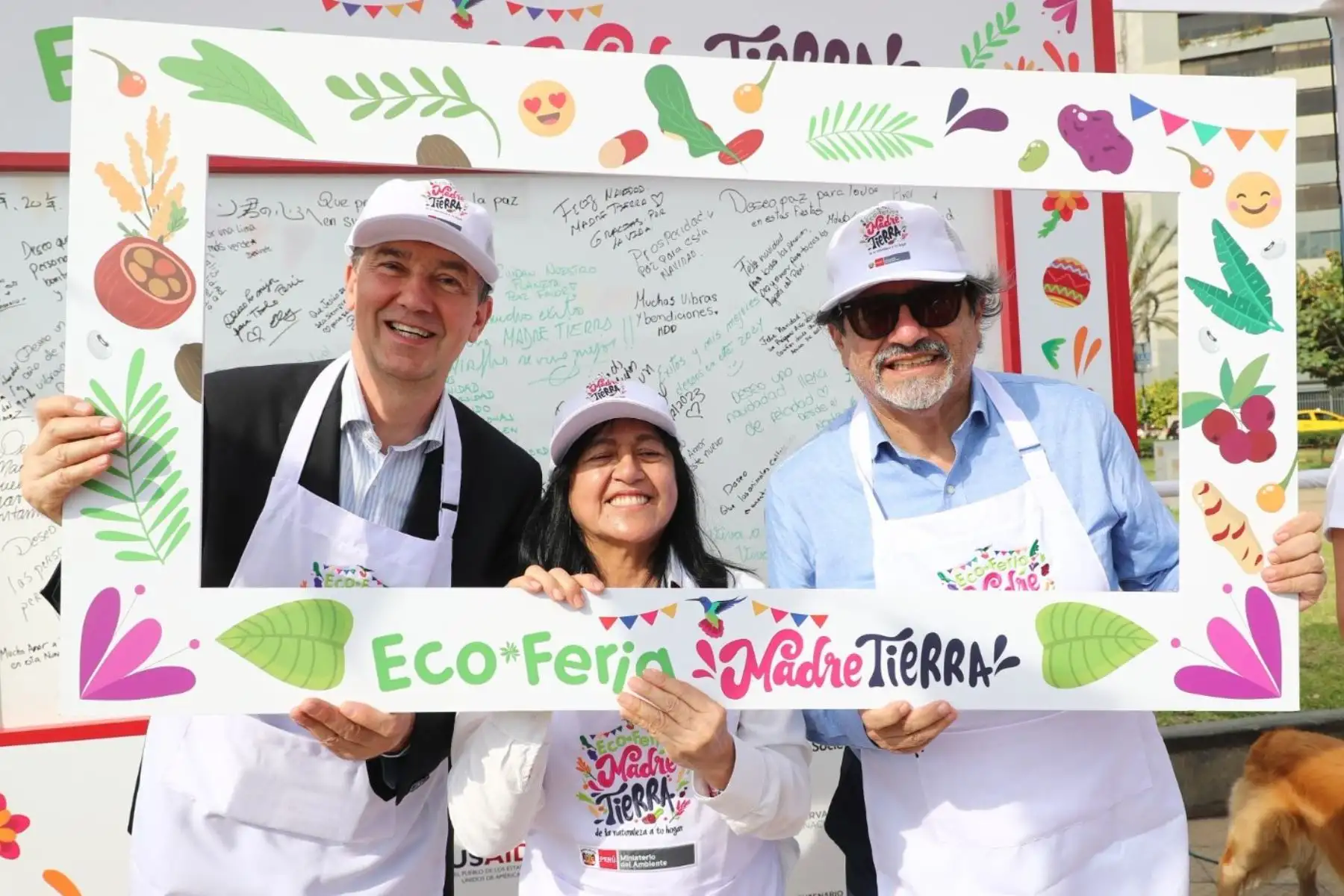 En el marco de la inauguración de la Ecoferia Madre Tierra, la ministra Albina Ruiz invitó a la ciudadanía a hacer sus compras navideñas con lo que el Perú produce para generar economía local en las comunidades nativas.
Foto: Ministerio del Ambiente