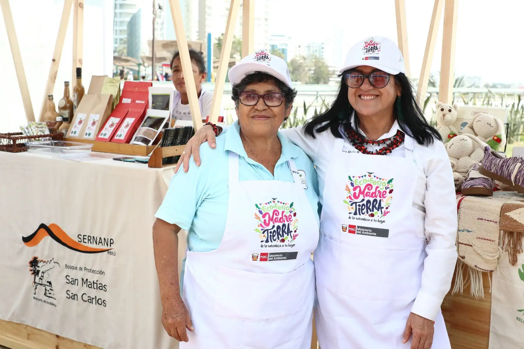 En el marco de la inauguración de la Ecoferia Madre Tierra, la ministra Albina Ruiz invitó a la ciudadanía a hacer sus compras navideñas con lo que el Perú produce para generar economía local en las comunidades nativas.
Foto: Ministerio del Ambiente
