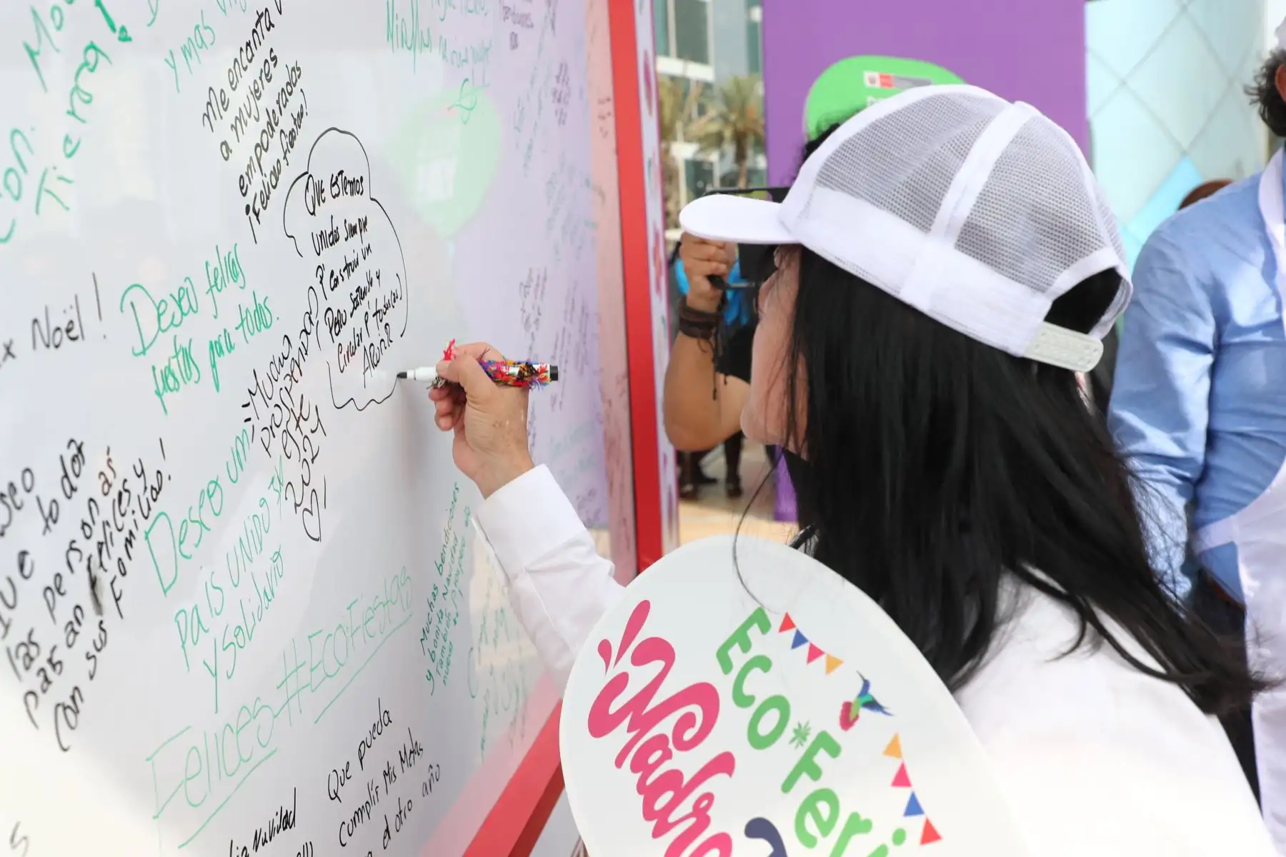 En el marco de la inauguración de la Ecoferia Madre Tierra, la ministra Albina Ruiz invitó a la ciudadanía a hacer sus compras navideñas con lo que el Perú produce para generar economía local en las comunidades nativas.
Foto: Ministerio del Ambiente