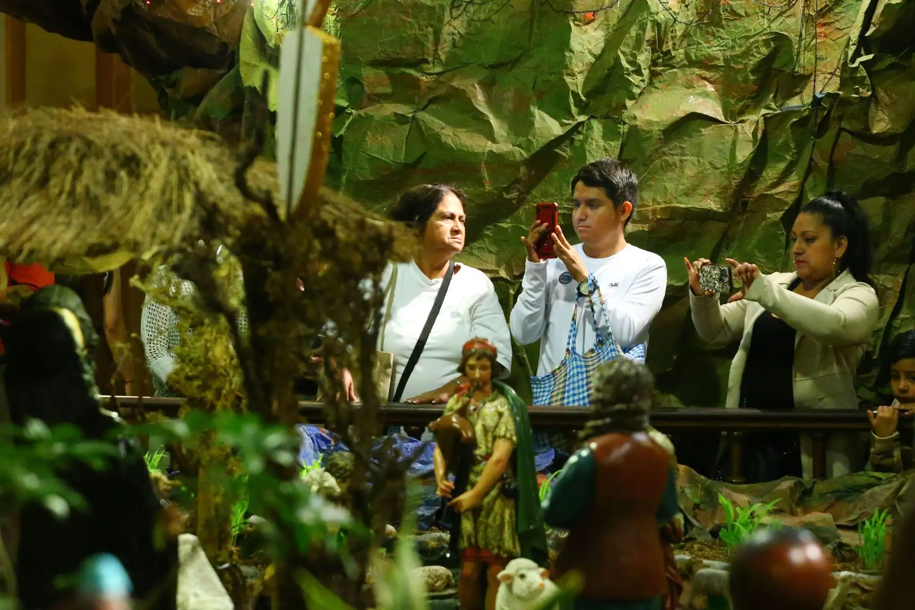 Miles de fieles visitan el monumental nacimiento de iglesia La Merced.  La visita al nacimiento más grande Lima ubicado en la Iglesia La Merced en el Jirón de la Unión 621, abre sus puertas de lunes a domingo de 8am a 1 pm y de 4 a 8 pm.
Foto: ANDINA/Eddy Ramos