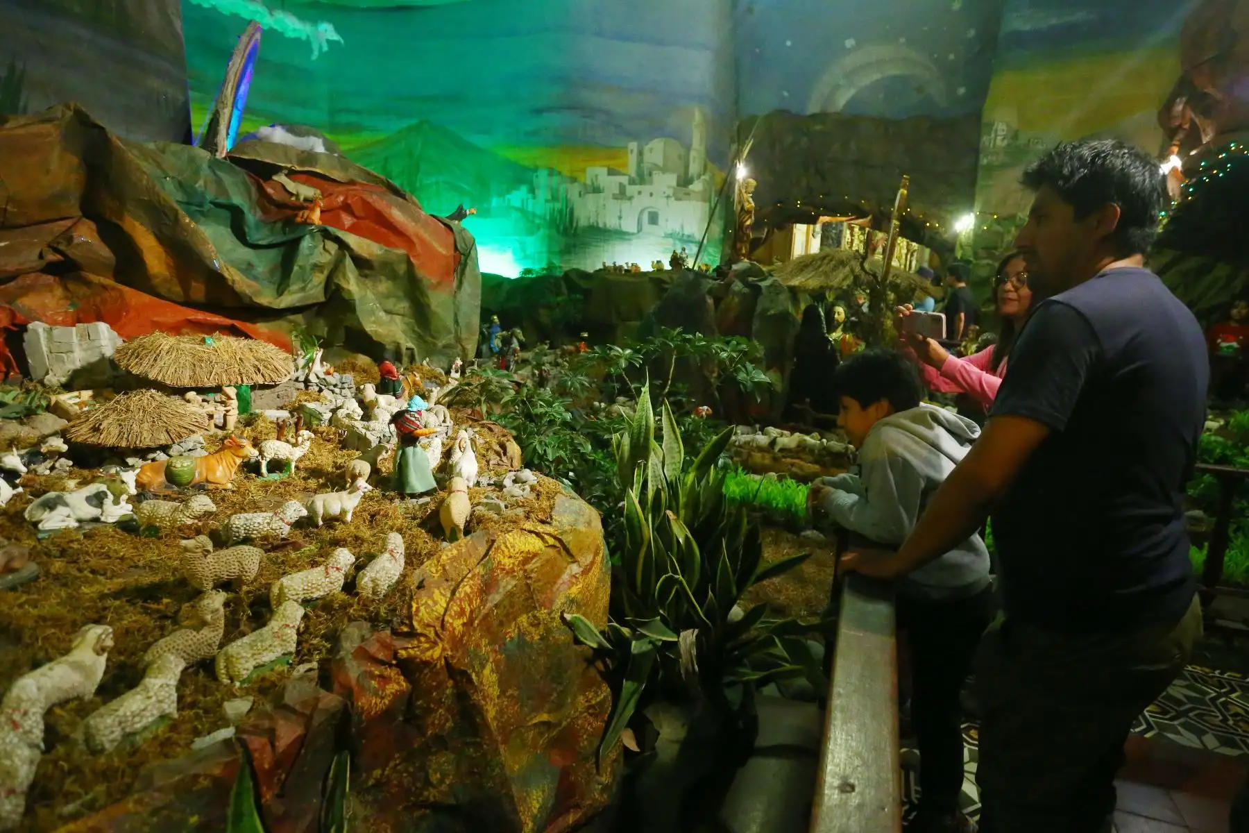 Miles de fieles visitan el monumental nacimiento de iglesia La Merced.  La visita al nacimiento más grande Lima ubicado en la Iglesia La Merced en el Jirón de la Unión 621, abre sus puertas de lunes a domingo de 8am a 1 pm y de 4 a 8 pm.
Foto: ANDINA/Eddy Ramos