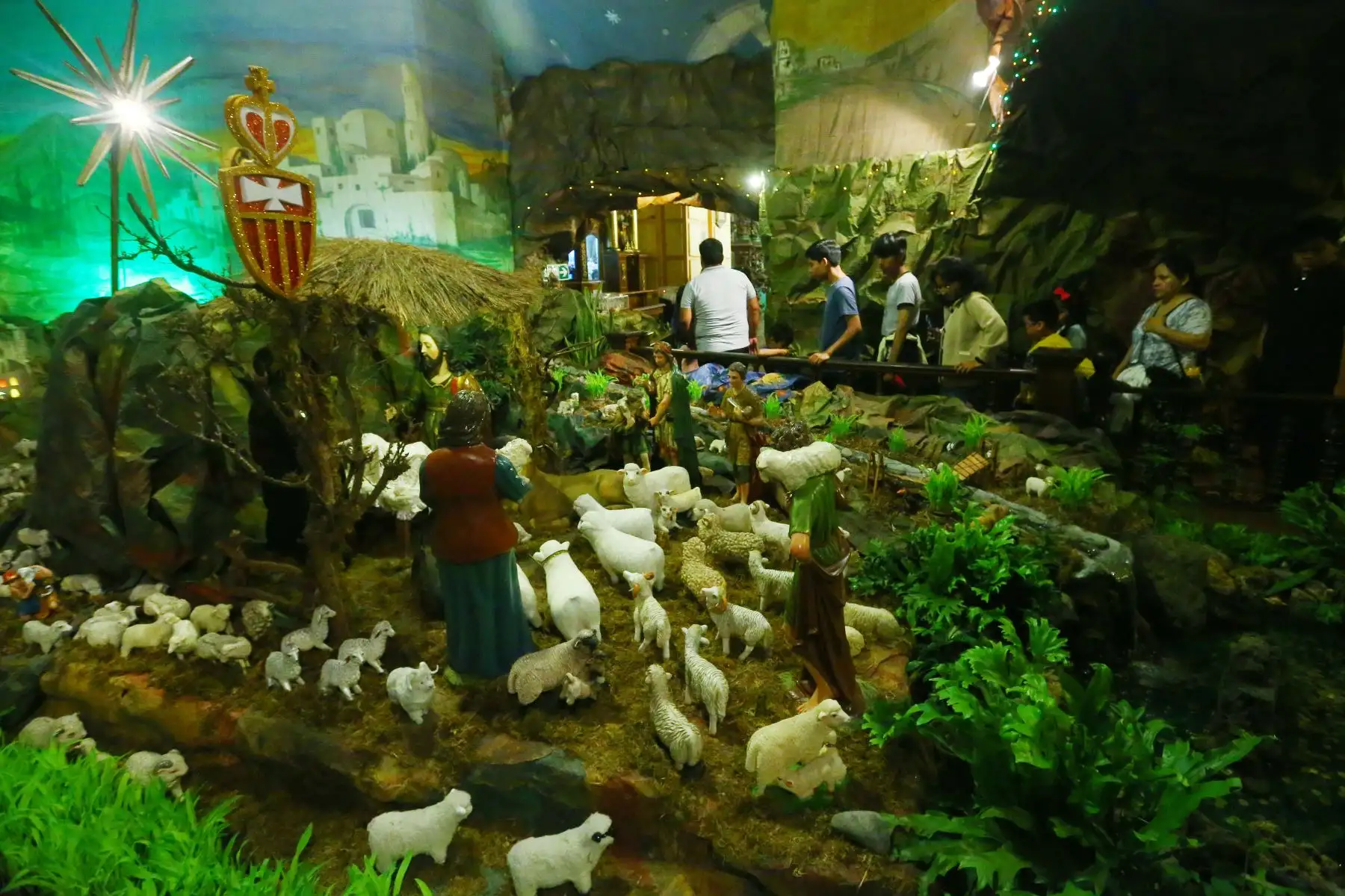 Miles de fieles visitan el monumental nacimiento de iglesia La Merced.  La visita al nacimiento más grande Lima ubicado en la Iglesia La Merced en el Jirón de la Unión 621, abre sus puertas de lunes a domingo de 8am a 1 pm y de 4 a 8 pm.
Foto: ANDINA/Eddy Ramos