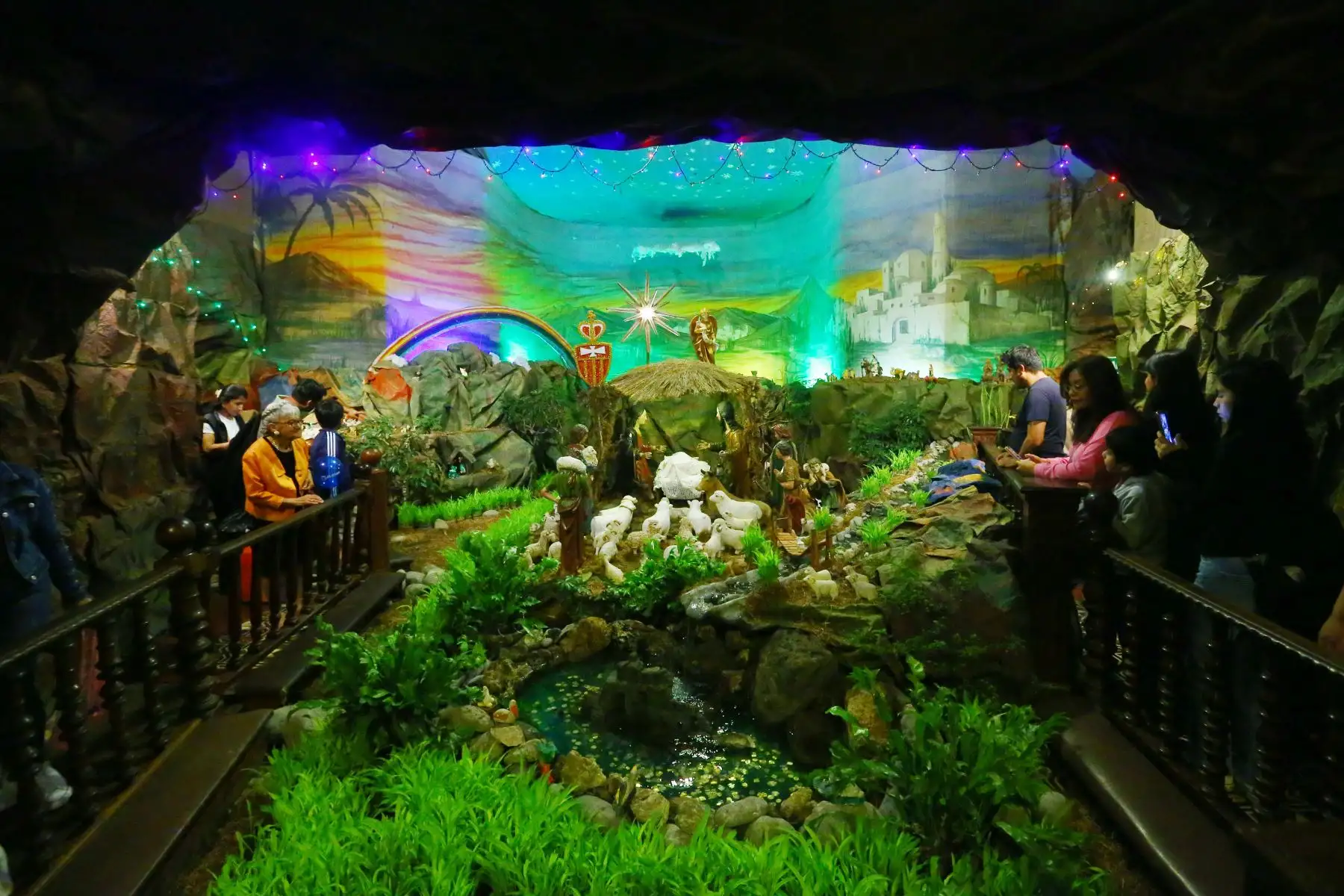 Miles de fieles visitan el monumental nacimiento de iglesia La Merced.  La visita al nacimiento más grande Lima ubicado en la Iglesia La Merced en el Jirón de la Unión 621, abre sus puertas de lunes a domingo de 8am a 1 pm y de 4 a 8 pm.
Foto: ANDINA/Eddy Ramos