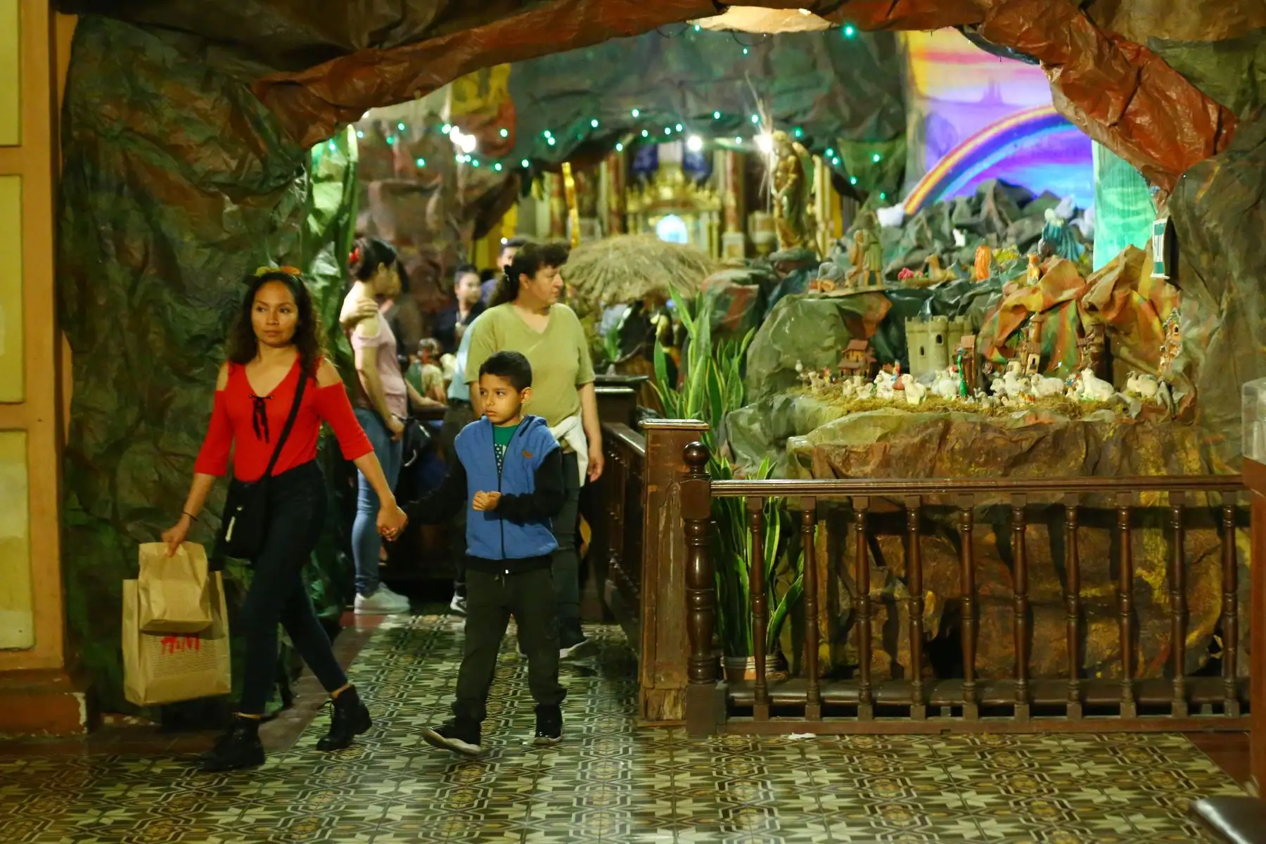 Miles de fieles visitan el monumental nacimiento de iglesia La Merced.  La visita al nacimiento más grande Lima ubicado en la Iglesia La Merced en el Jirón de la Unión 621, abre sus puertas de lunes a domingo de 8am a 1 pm y de 4 a 8 pm.
Foto: ANDINA/Eddy Ramos