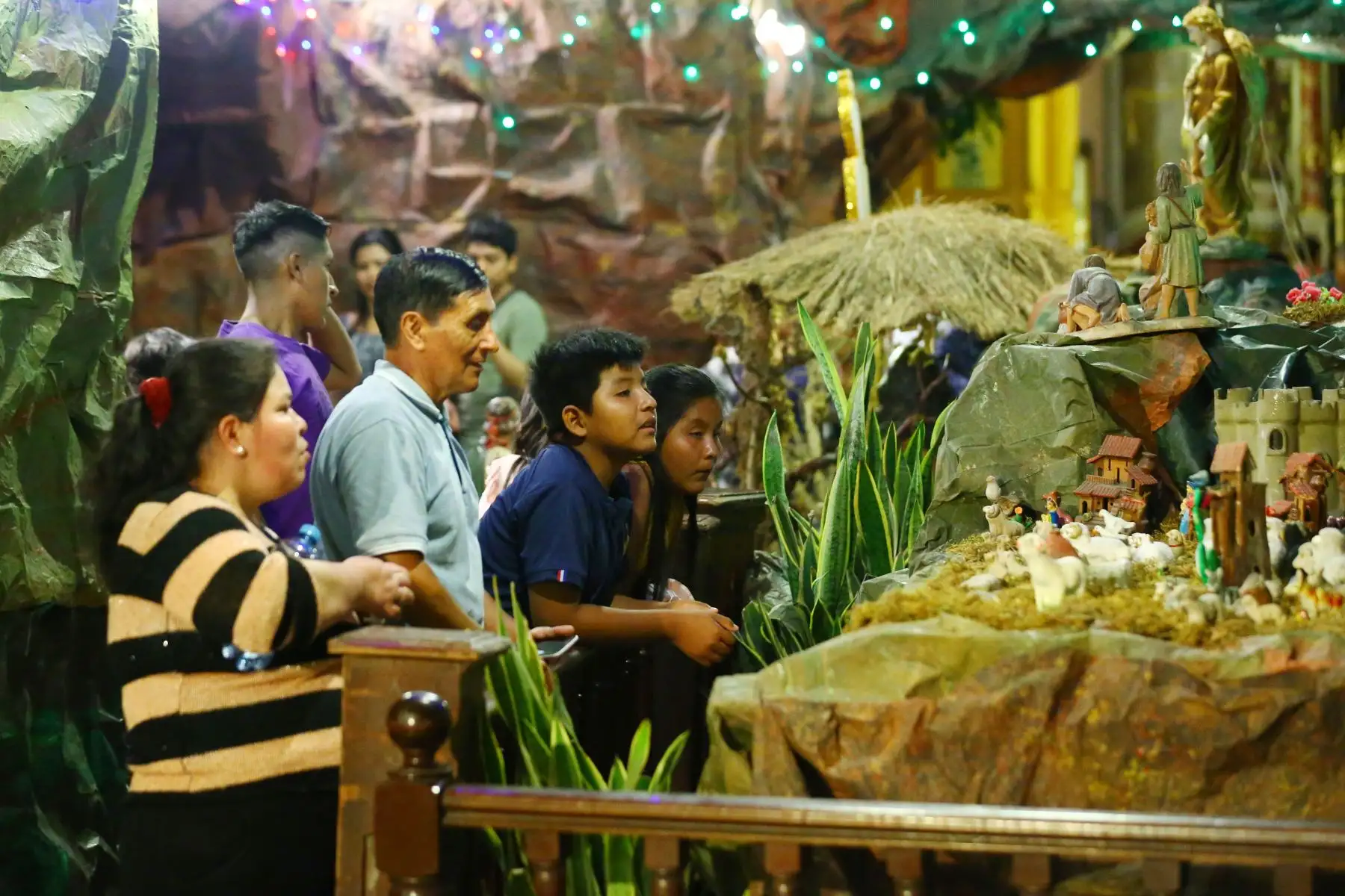 Miles de fieles visitan el monumental nacimiento de iglesia La Merced.  La visita al nacimiento más grande Lima ubicado en la Iglesia La Merced en el Jirón de la Unión 621, abre sus puertas de lunes a domingo de 8am a 1 pm y de 4 a 8 pm.
Foto: ANDINA/Eddy Ramos