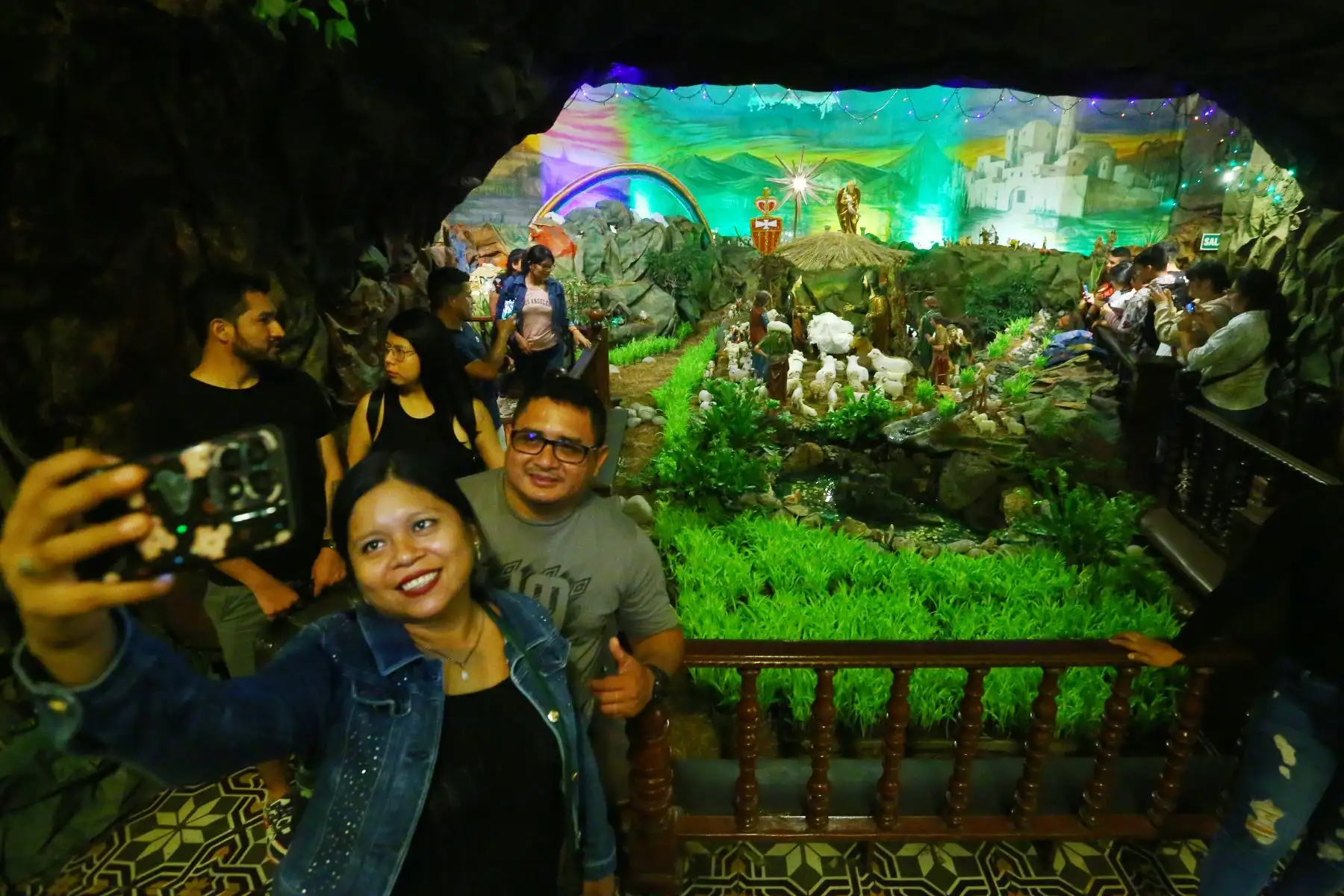 Miles de fieles visitan el monumental nacimiento de iglesia La Merced.  La visita al nacimiento más grande Lima ubicado en la Iglesia La Merced en el Jirón de la Unión 621, abre sus puertas de lunes a domingo de 8am a 1 pm y de 4 a 8 pm.
Foto: ANDINA/Eddy Ramos