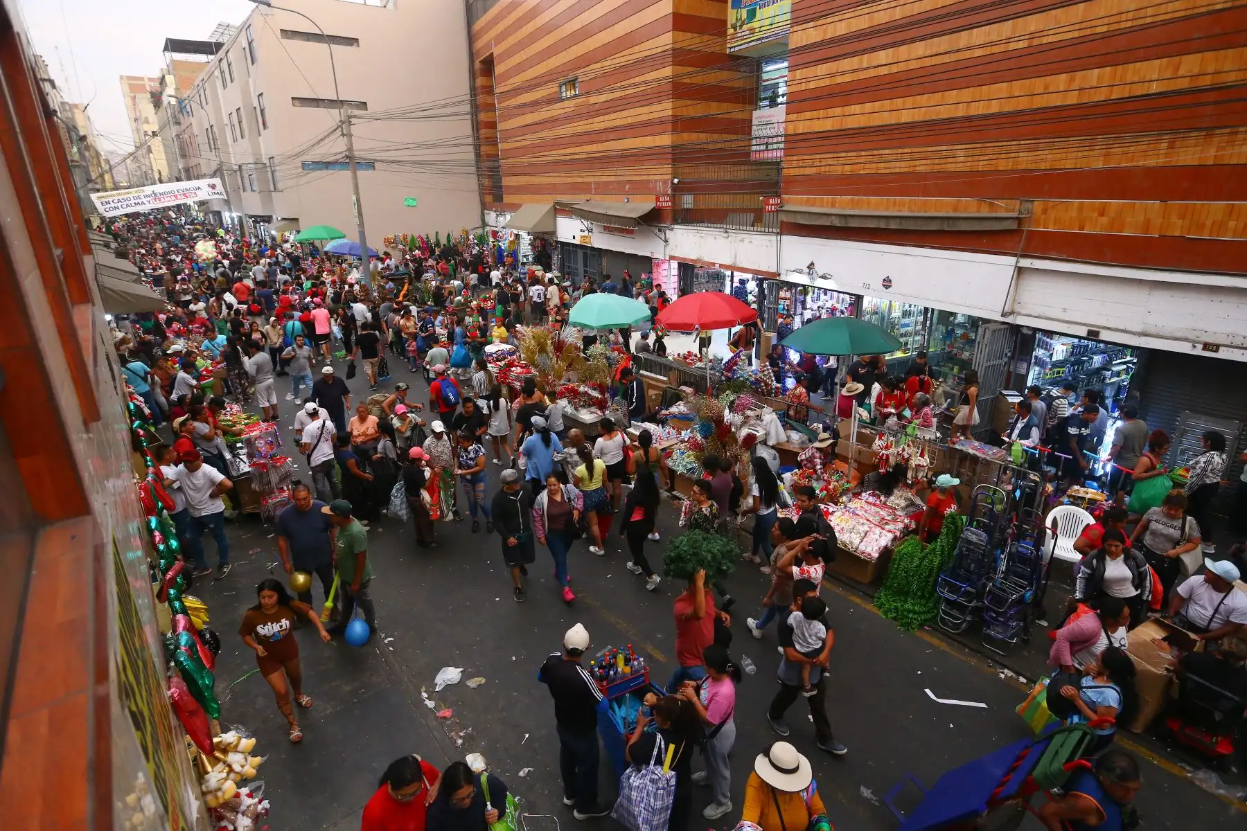 Cientos de limeños hacen sus compras con motivos navideños en el Mercado Central y alrededores.
Foto: ANDINA / Eddy Ramos