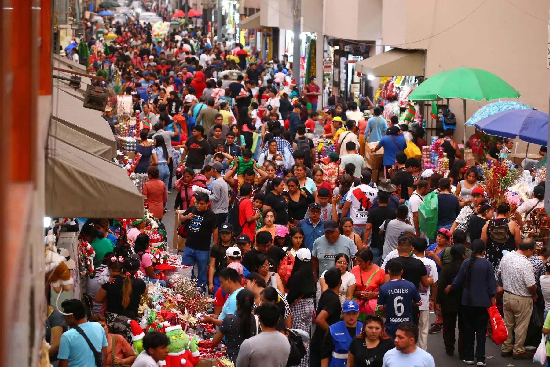 Cientos de limeños hacen sus compras con motivos navideños en el Mercado Central y alrededores.
Foto: ANDINA / Eddy Ramos