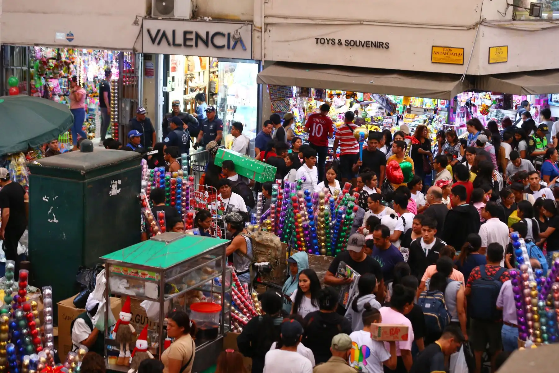 Cientos de limeños hacen sus compras con motivos navideños en el Mercado Central y alrededores.
Foto: ANDINA / Eddy Ramos