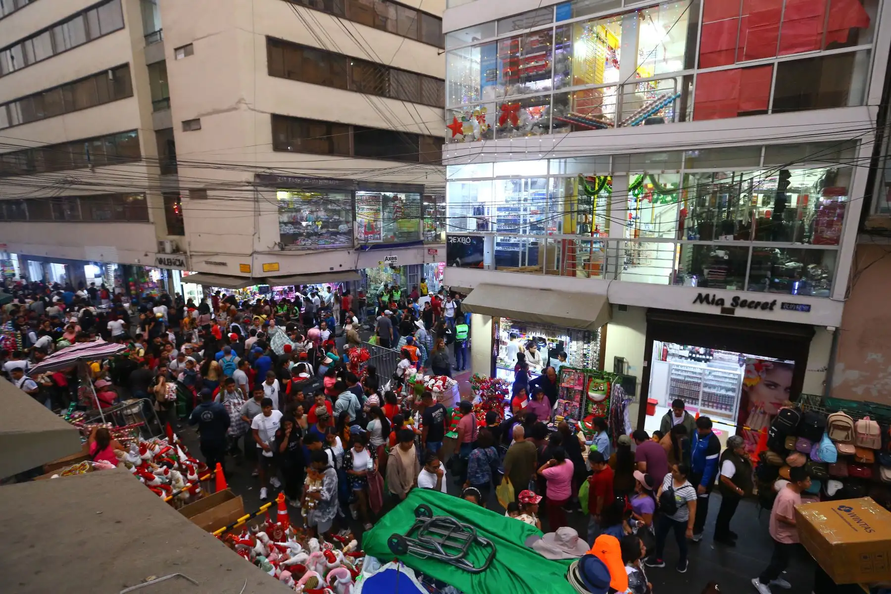 Cientos de limeños hacen sus compras con motivos navideños en el Mercado Central y alrededores.
Foto: ANDINA / Eddy Ramos