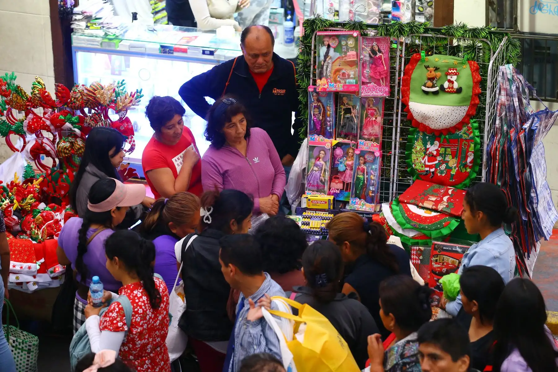 Cientos de limeños hacen sus compras con motivos navideños en el Mercado Central y alrededores.
Foto: ANDINA / Eddy Ramos