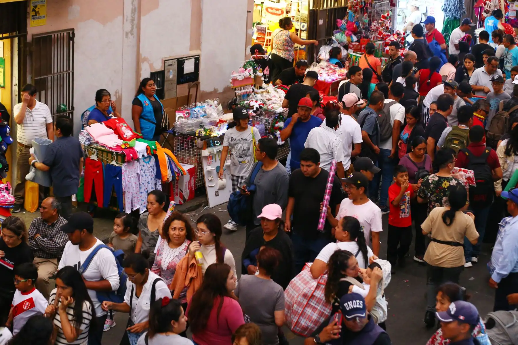 Cientos de limeños hacen sus compras con motivos navideños en el Mercado Central y alrededores.
Foto: ANDINA / Eddy Ramos