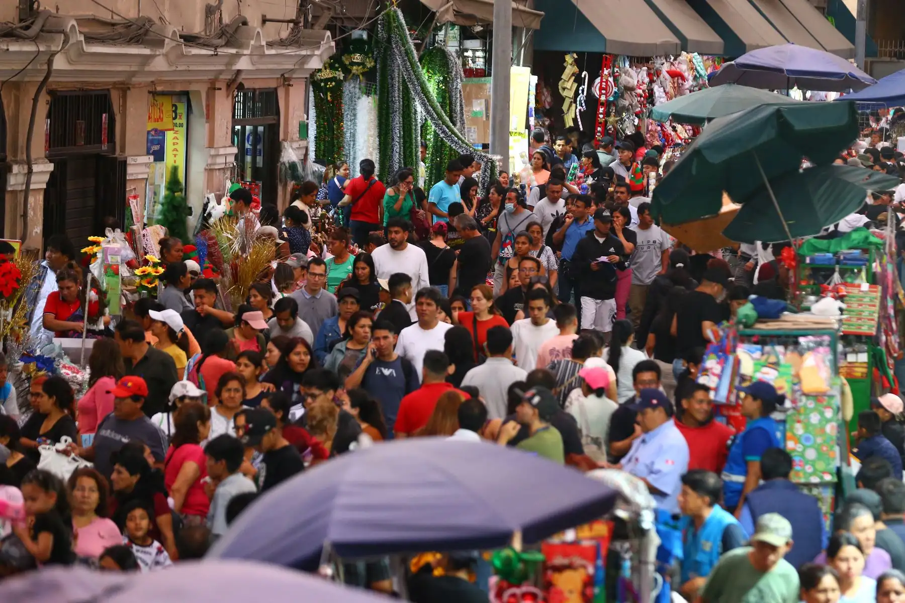 Cientos de limeños hacen sus compras con motivos navideños en el Mercado Central y alrededores.
Foto: ANDINA / Eddy Ramos
