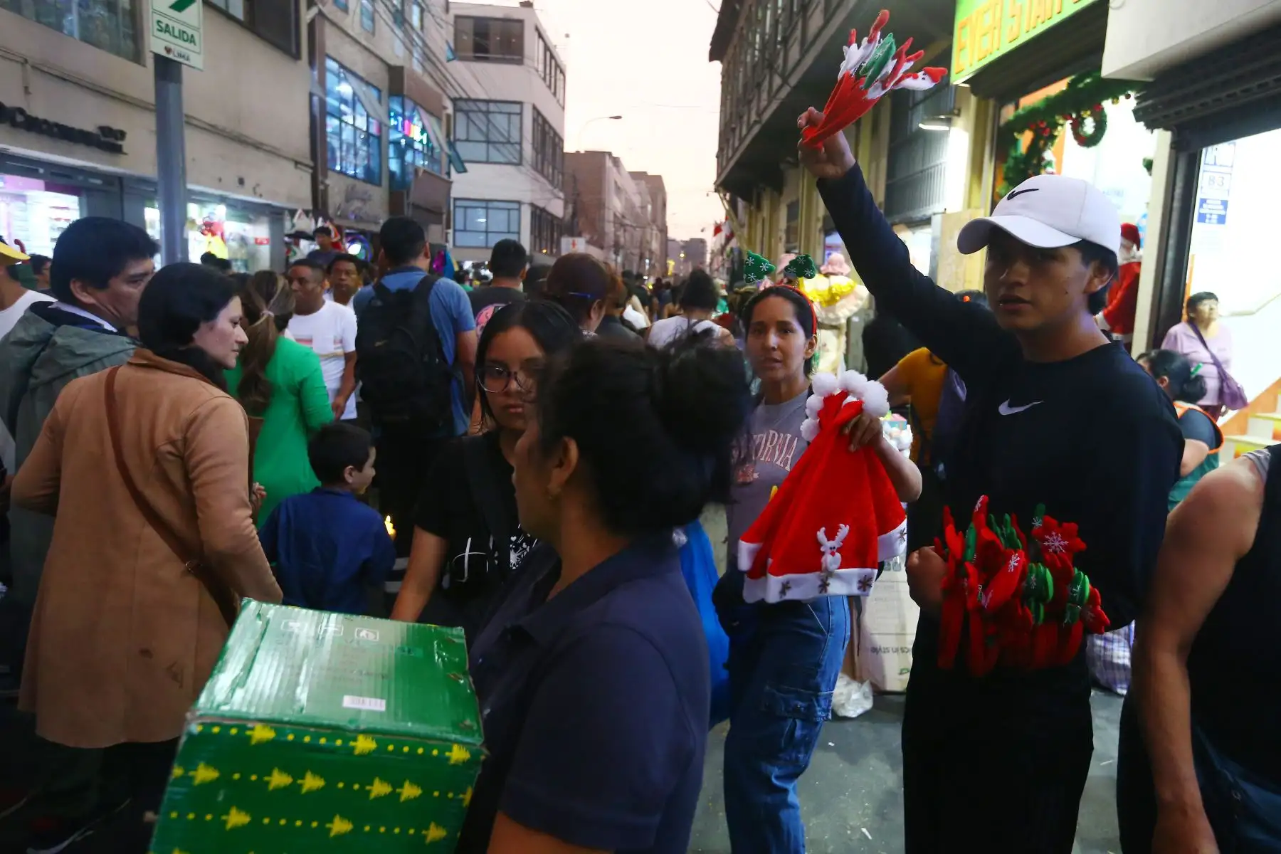 Cientos de limeños hacen sus compras con motivos navideños en el Mercado Central y alrededores.
Foto: ANDINA / Eddy Ramos